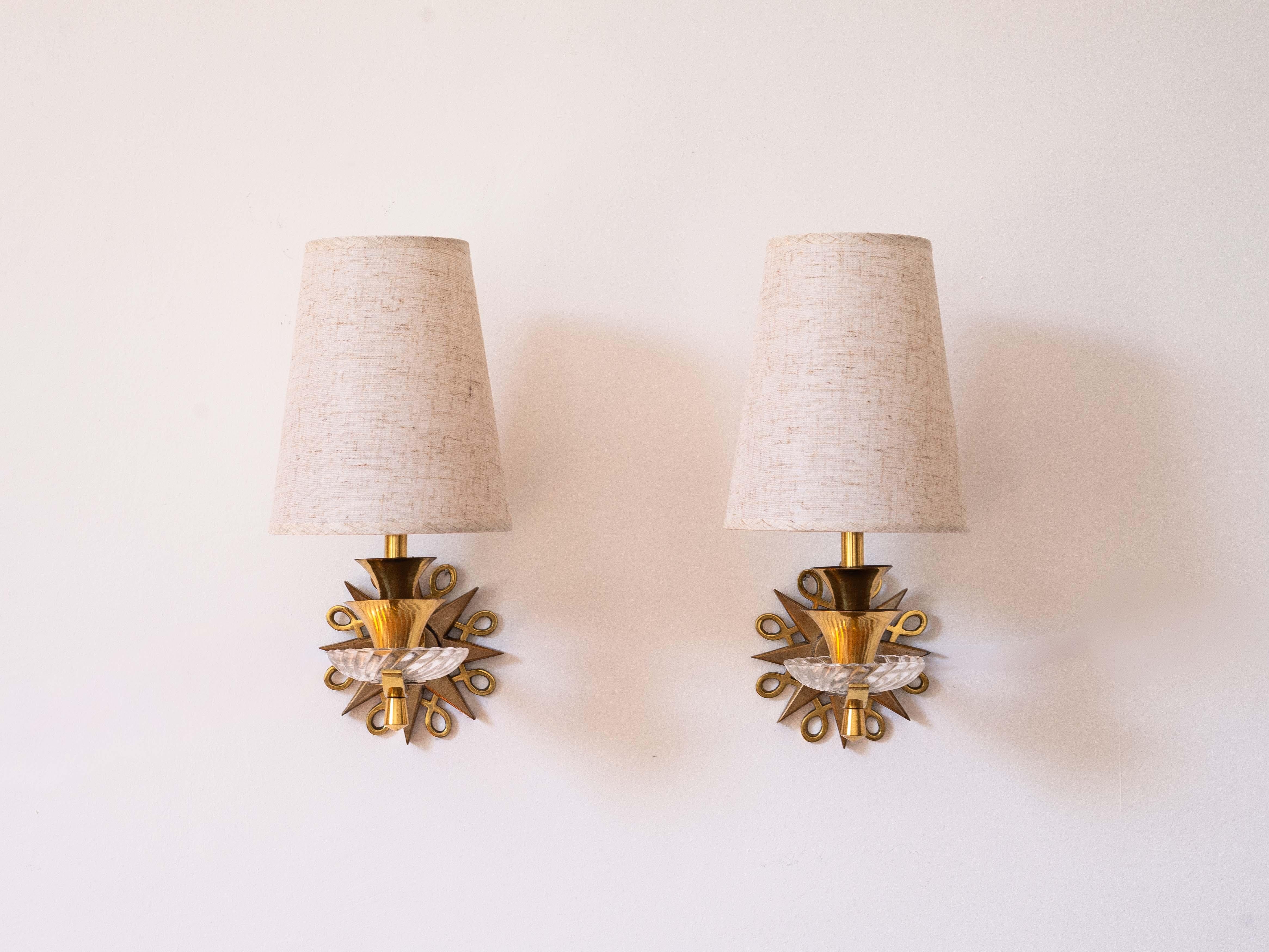Art Deco Sconces in Brass, Bronze & Glass - in the style of Jules Leleu - 1930s

Very elegant pair of wall sconces, crafted in France in the 1930s.

Base entirely made of brass, bronze and glass. 

Great design with modern graphic shapes combining