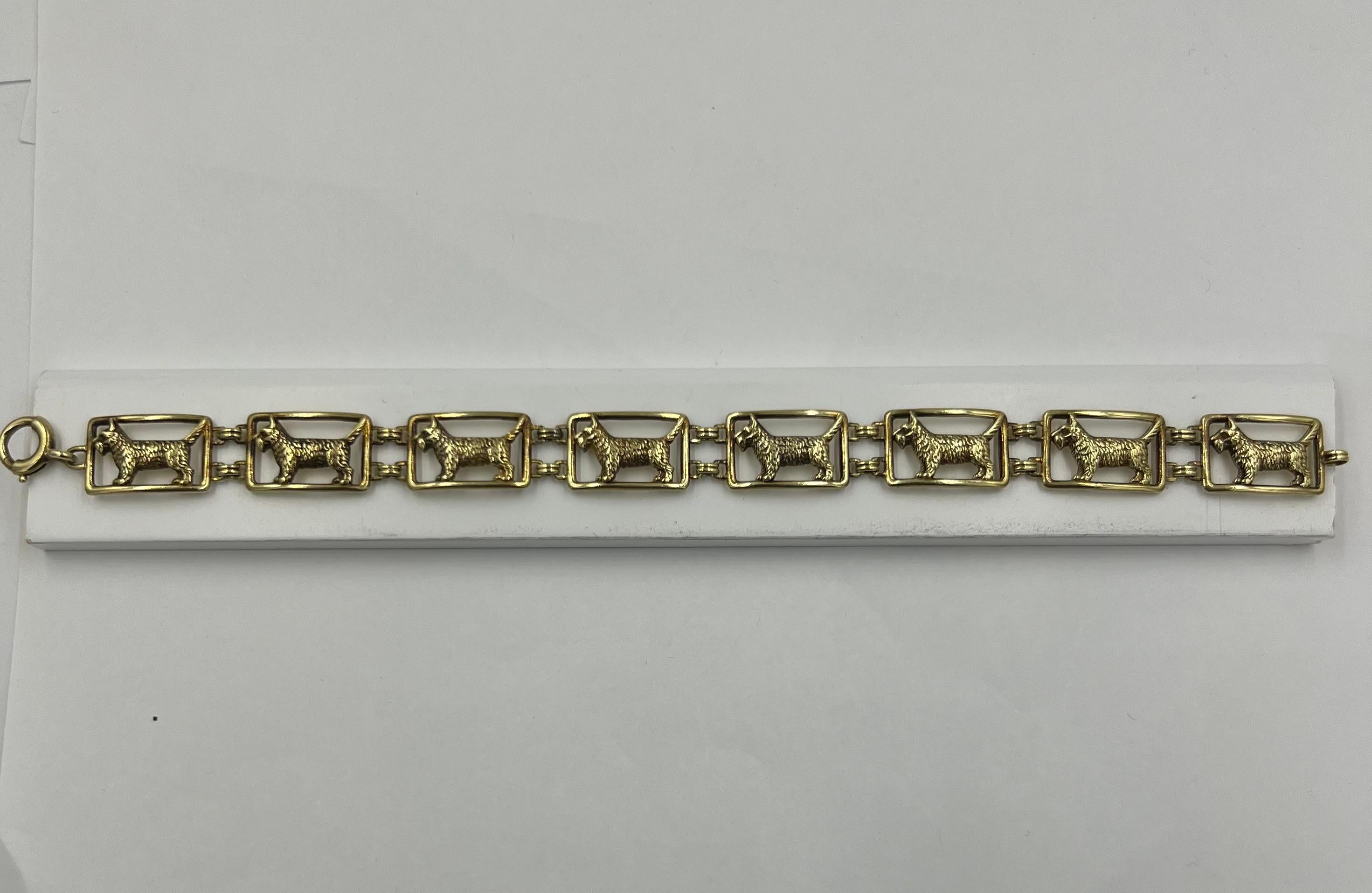 Bracelet Art déco en or jaune avec chien écossais, circa 1925
Ce bracelet Art déco en or jaune avec chien écossais est un superbe bijou qui incarne l'élégance et la sophistication de l'époque Art déco. Confectionné en or jaune luxueux, ce bracelet