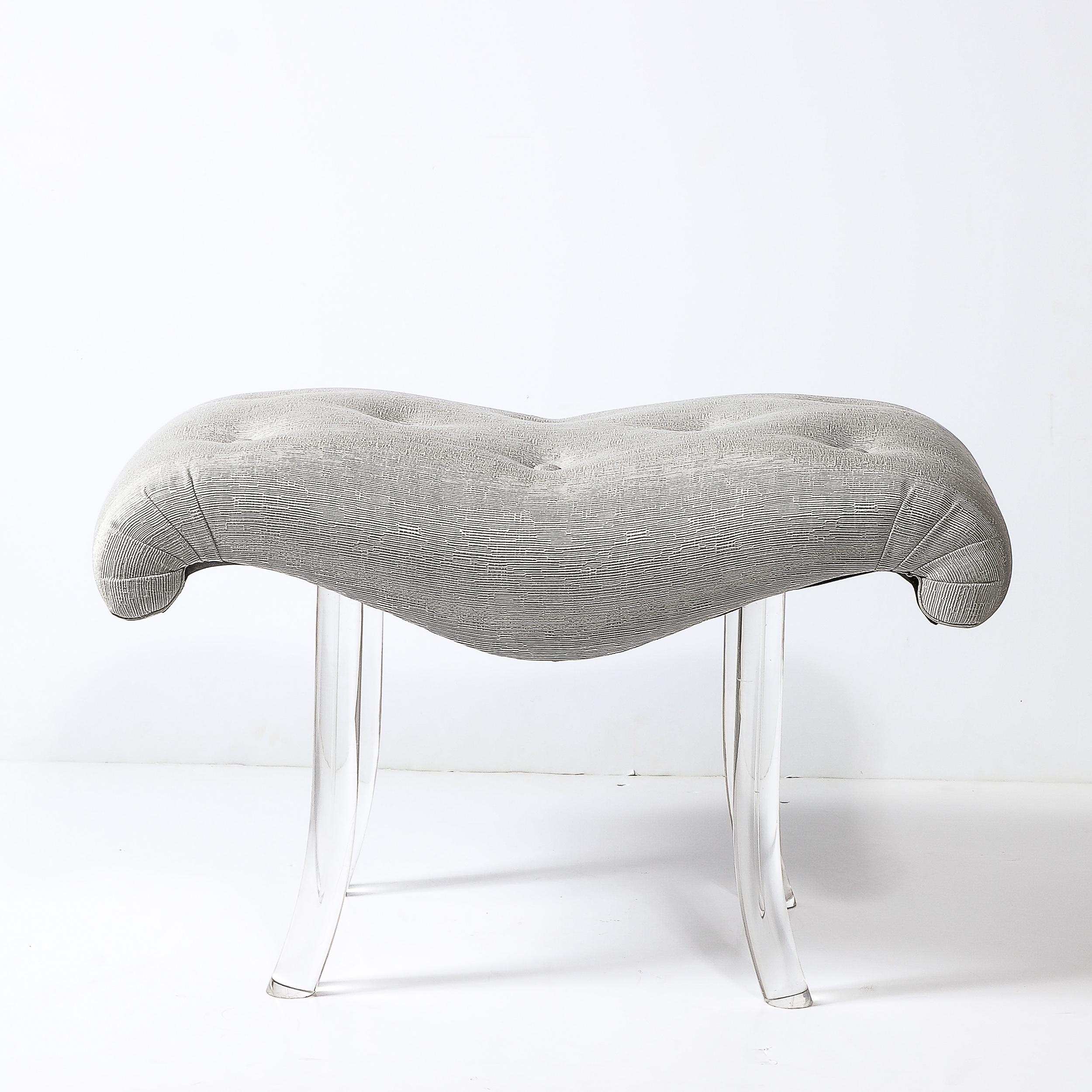 Cet élégant tabouret/banc Art déco de Grosfeld House incarne la sophistication et l'artisanat intemporels. Il provient des États-Unis et date de 1940. L'assise est ornée d'un gracieux motif en forme de volute et est recouverte d'un luxueux tissu