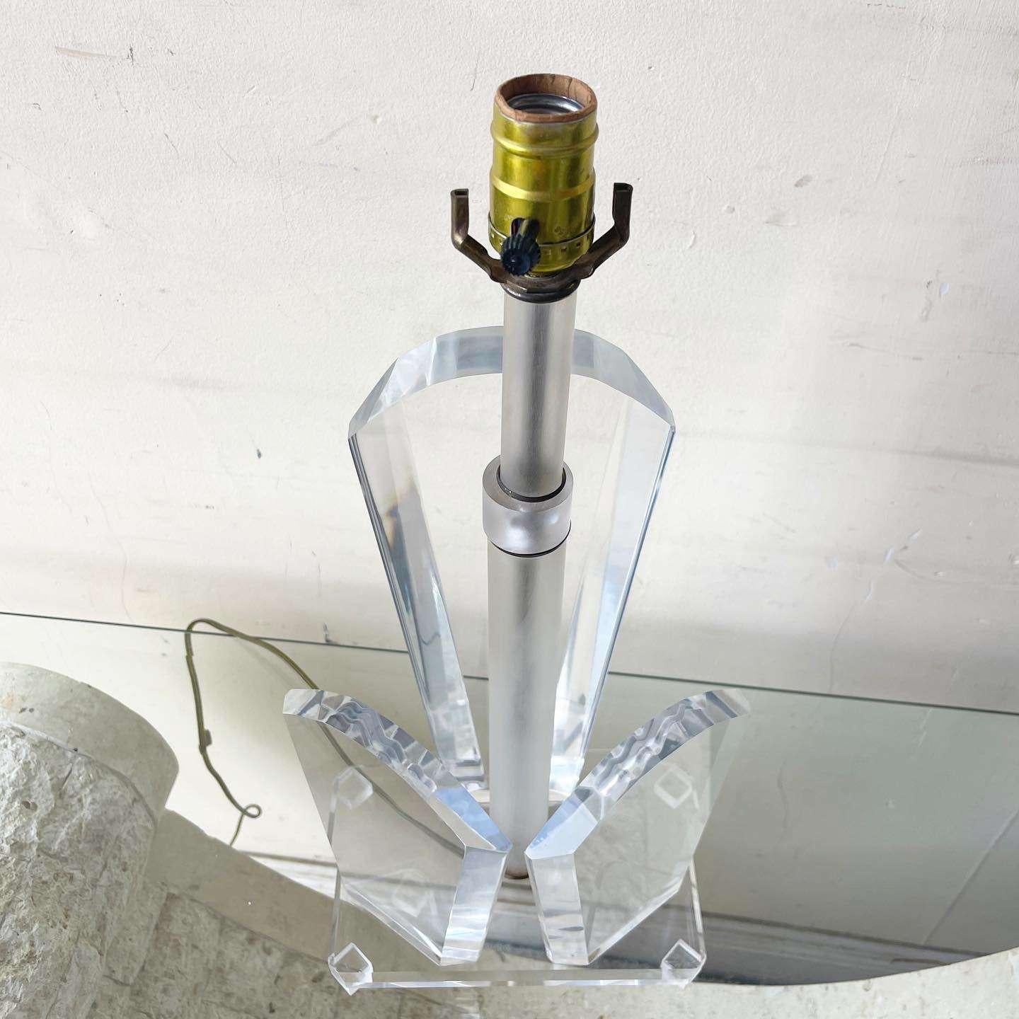 Fin du 20e siècle Lampe de table Art Déco en lucite sculptée en vente