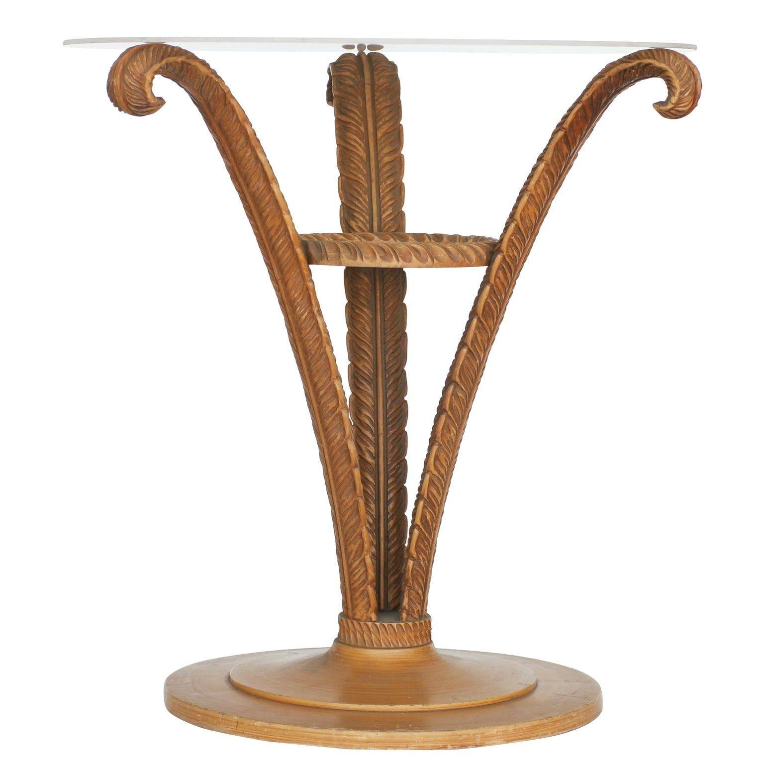 Paar Art Deco Beistelltische mit geschnitzten Holzfedern von Grosfeld House. Jeder Tisch besteht aus drei Holzblättern, die sich von der Mitte des Sockels bis zum Rand der Glasplatte öffnen. Dieser Tisch hat sehr detailliert geschnitzte Akzente und