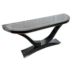 Tavolo da console scultoreo in pietra tessellata nera con intarsio cromato