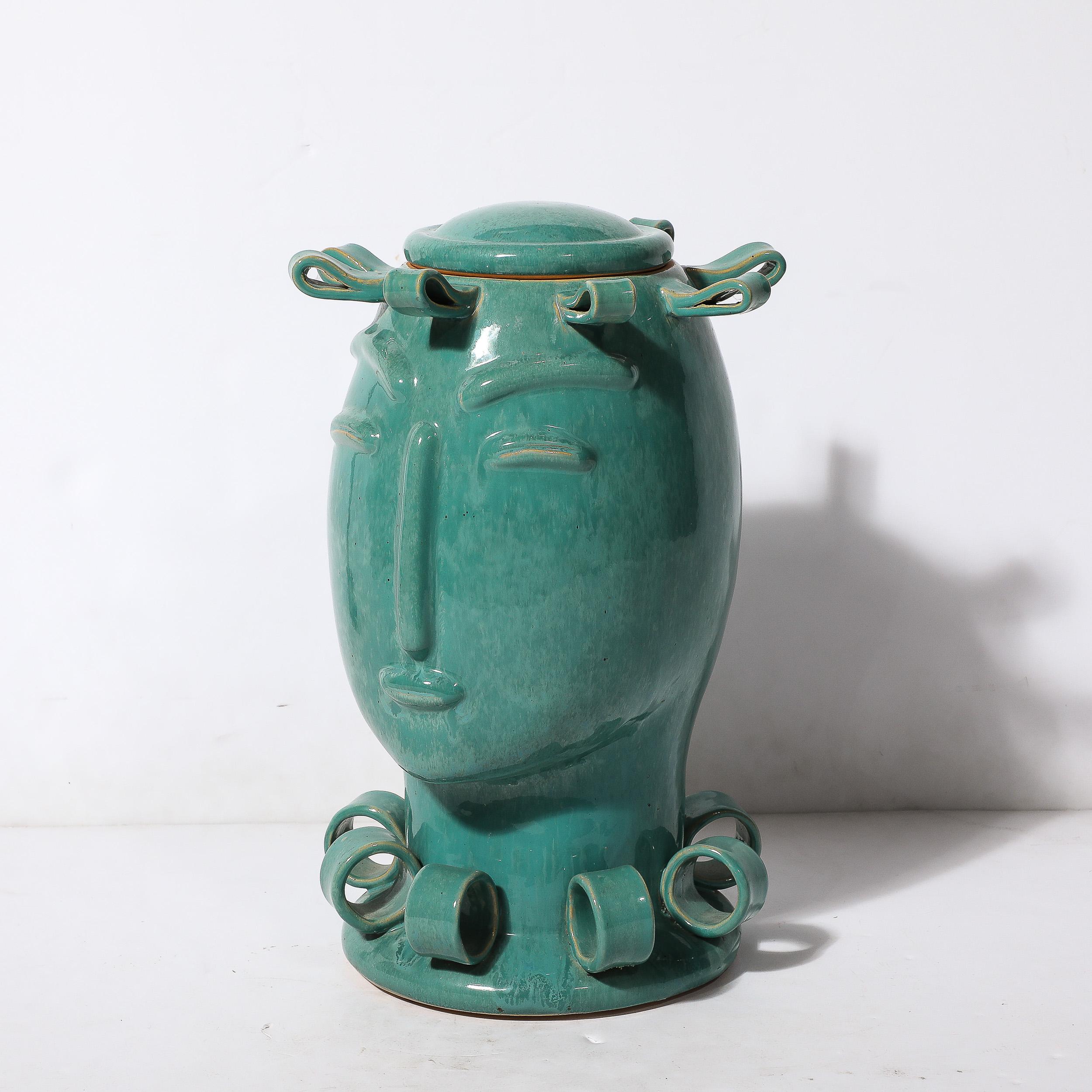 Skulpturale Art-Déco-Keramikvase mit Kopf aus türkisfarbener Jade mit Schleifendetails (Glasiert) im Angebot