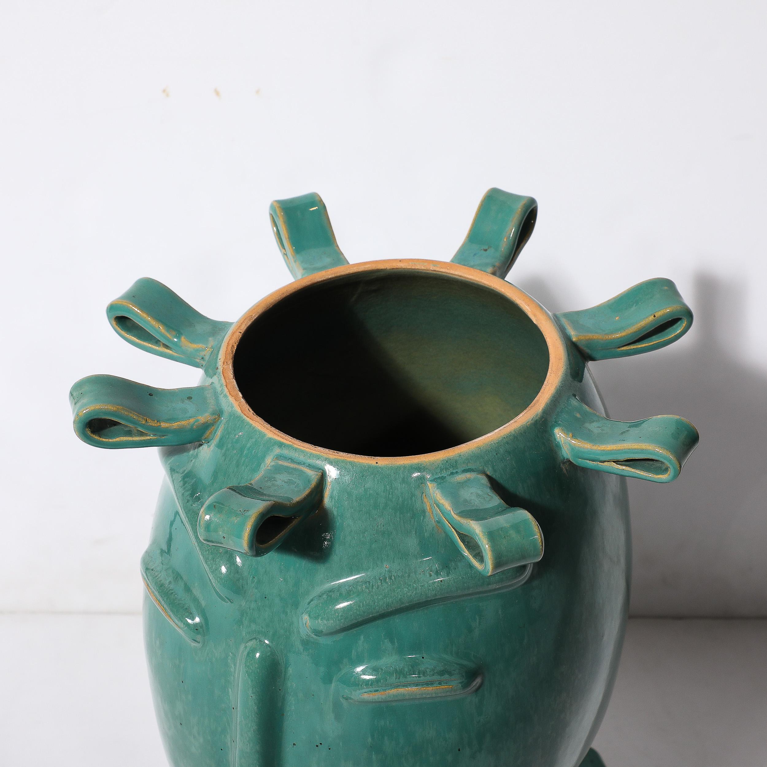 Skulpturale Art-Déco-Keramikvase mit Kopf aus türkisfarbener Jade mit Schleifendetails (Mitte des 20. Jahrhunderts) im Angebot