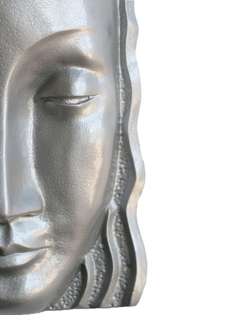 Skulpturale Wandleuchte mit weiblichem Gesicht im Art-Deco-Stil aus Fiberglas mit silberfarbener Emaille. Der Wandleuchter ähnelt dem Gesicht einer ägyptischen Prinzessin mit tiefen Reliefs im Haar, die einen Kopfschmuck nachahmen. Das Gesicht ist