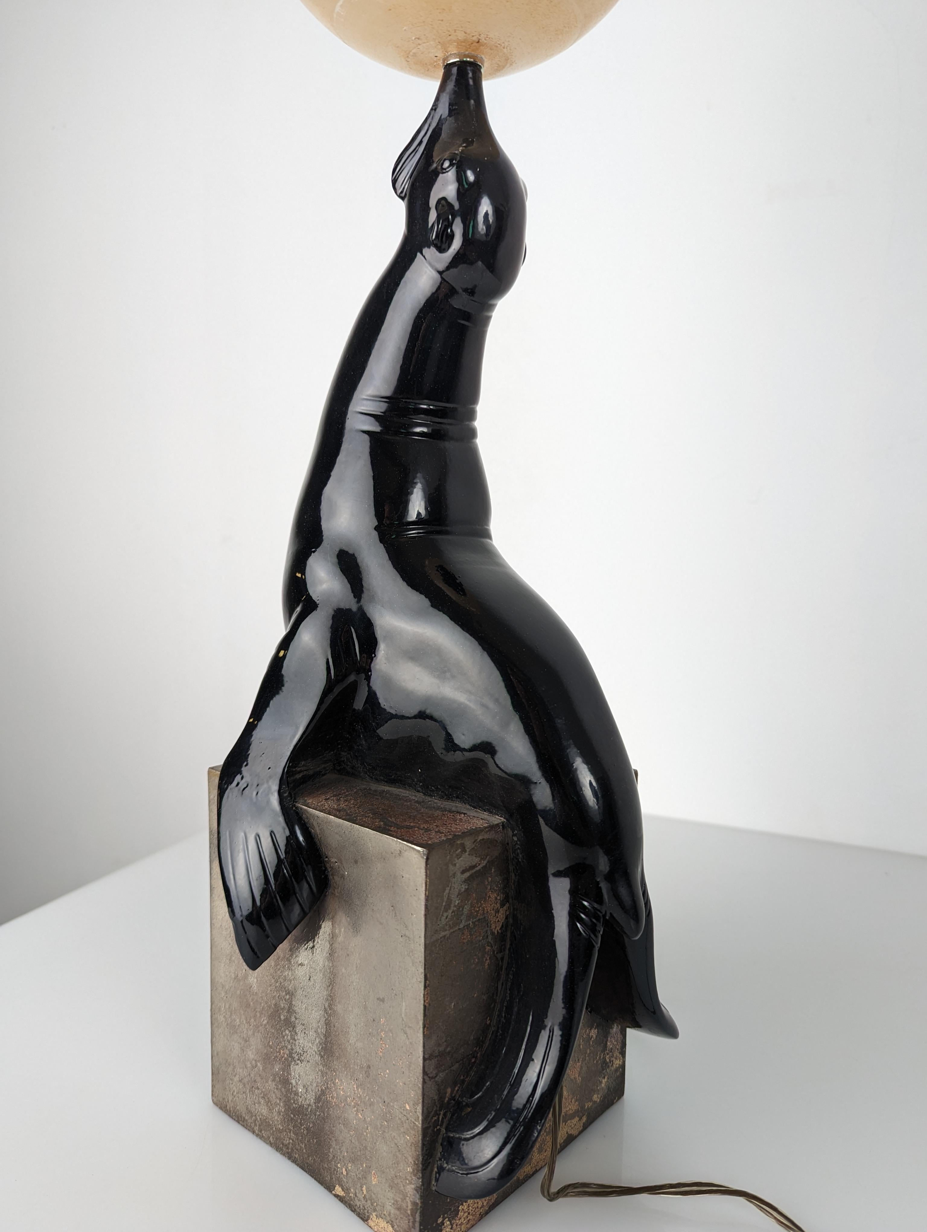Français Lampe sculpturale Art déco en forme de phoque par Marcel André Bouraine, années 1920