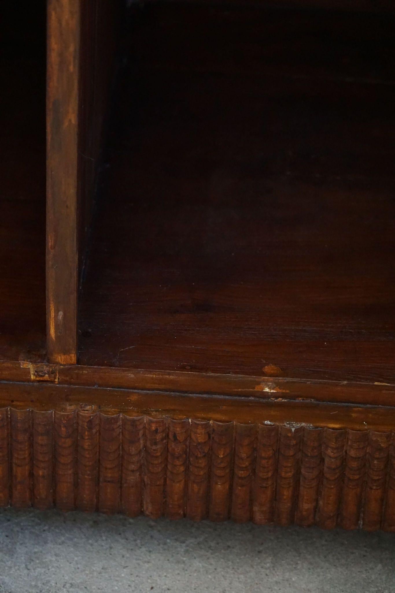 Armoire sculpturale Art Déco en chêne étroit, fabriquée par un ébéniste italien, années 1940 en vente 6