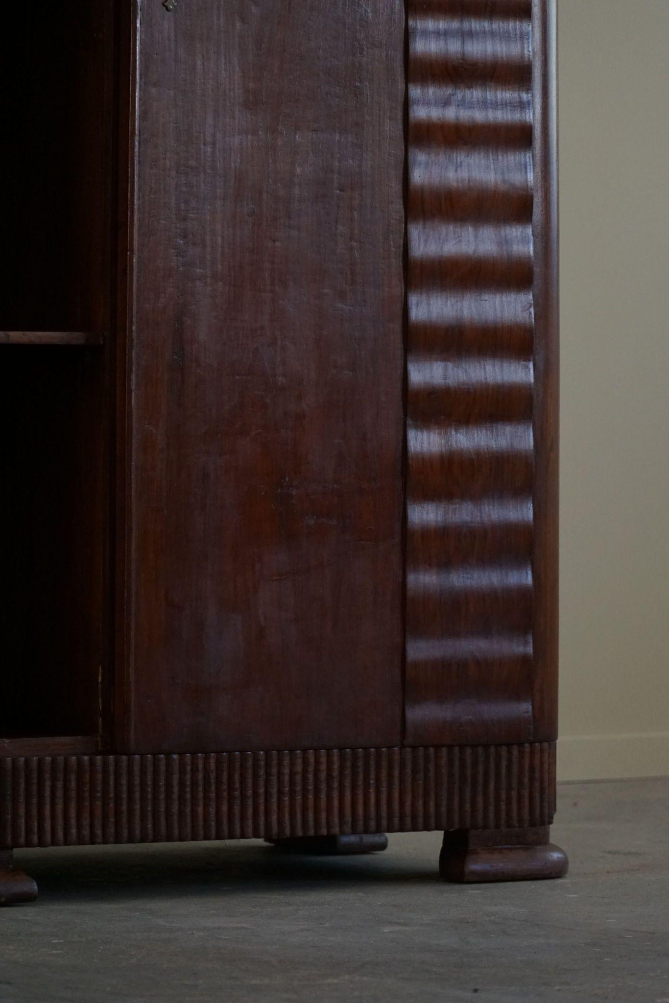 Armoire sculpturale Art Déco en chêne étroit, fabriquée par un ébéniste italien, années 1940 en vente 12