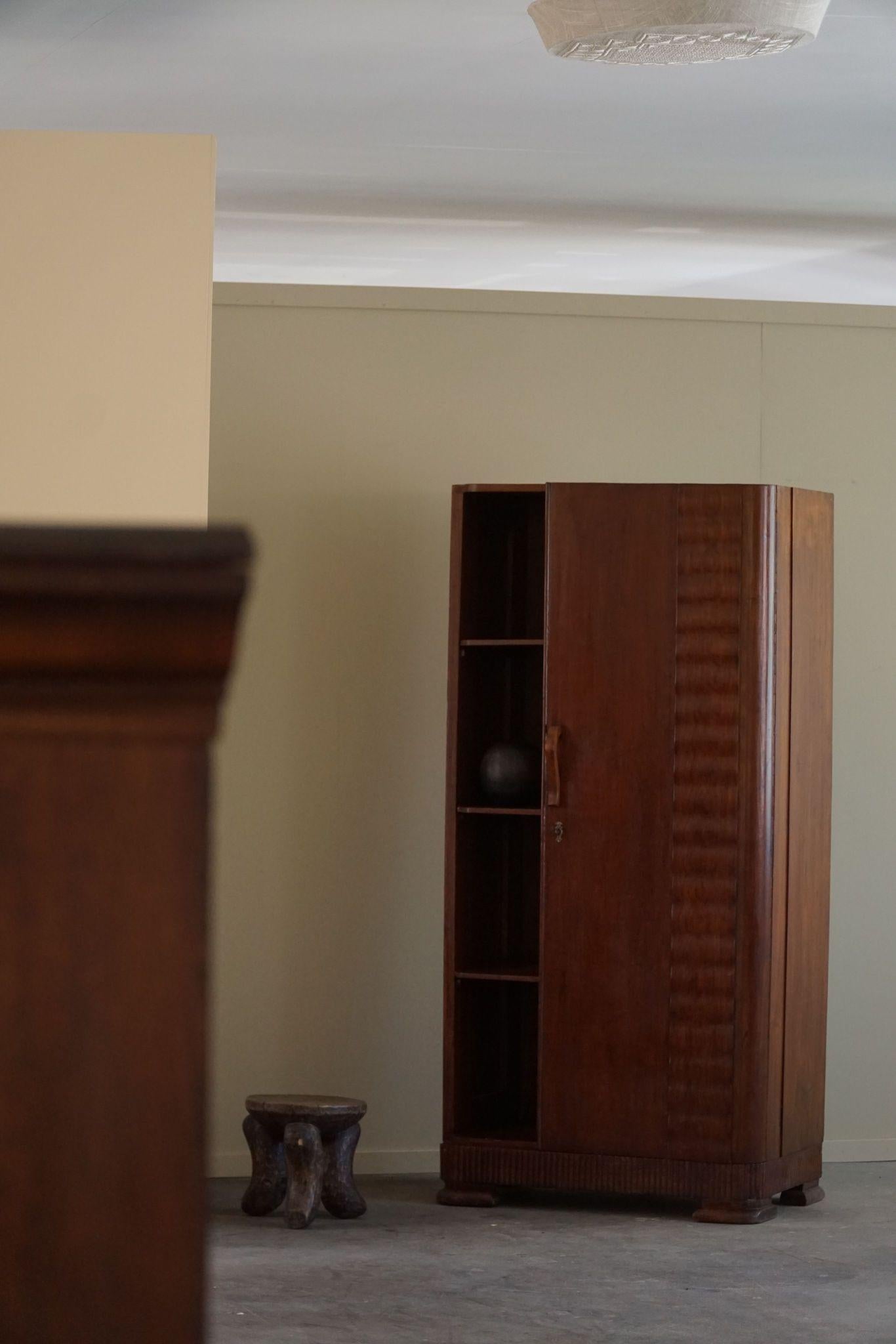 Mid-Century Modern Armoire sculpturale Art Déco en chêne étroit, fabriquée par un ébéniste italien, années 1940 en vente