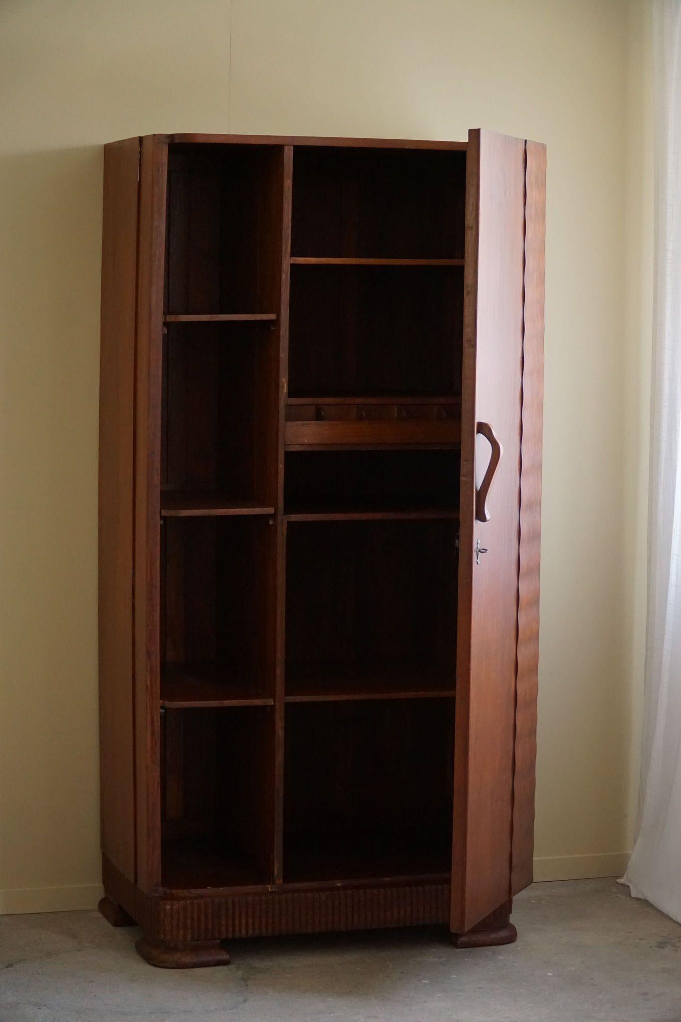 Armoire sculpturale Art Déco en chêne étroit, fabriquée par un ébéniste italien, années 1940 Bon état - En vente à Odense, DK