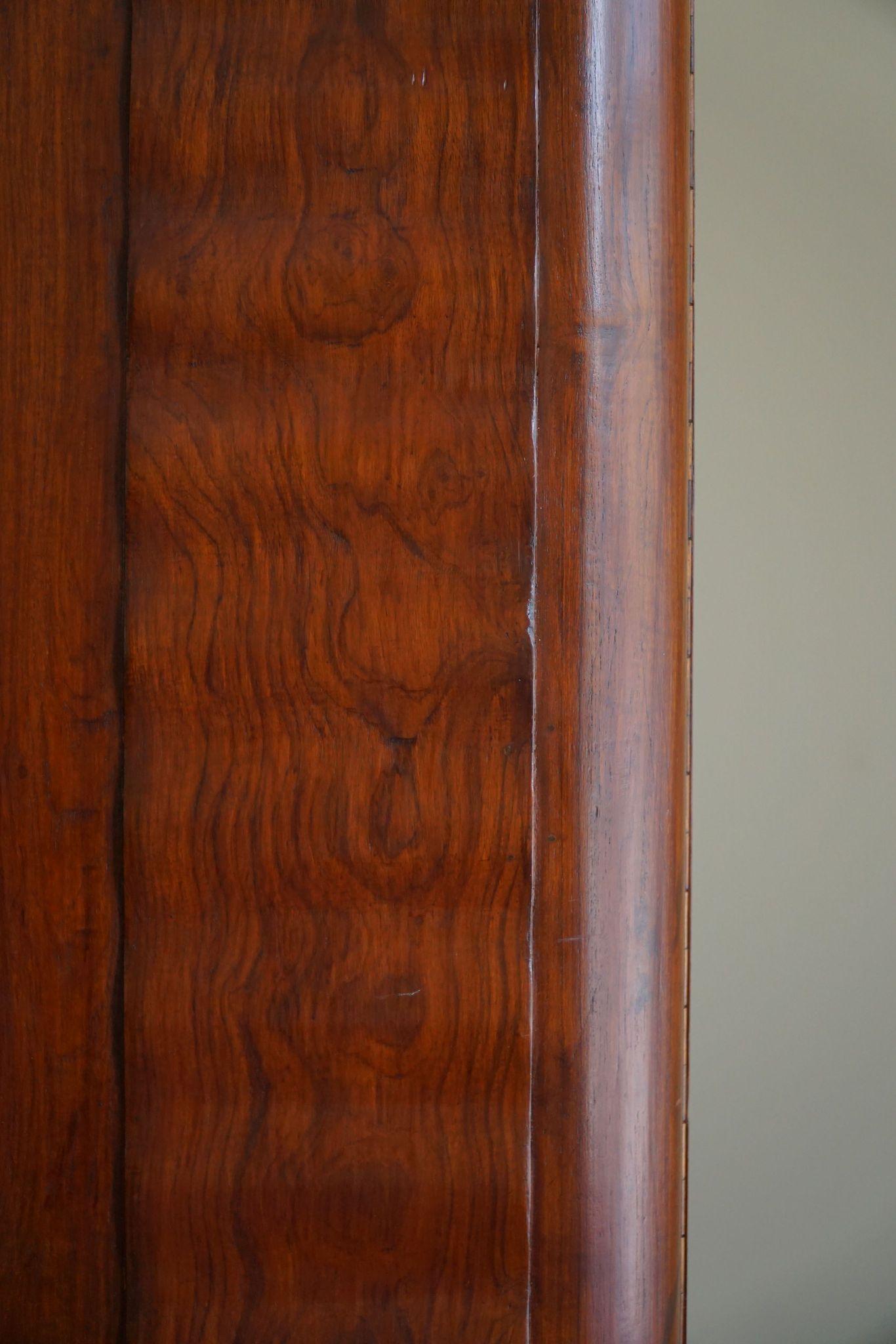 Bois Armoire sculpturale Art Déco en chêne étroit, fabriquée par un ébéniste italien, années 1940 en vente