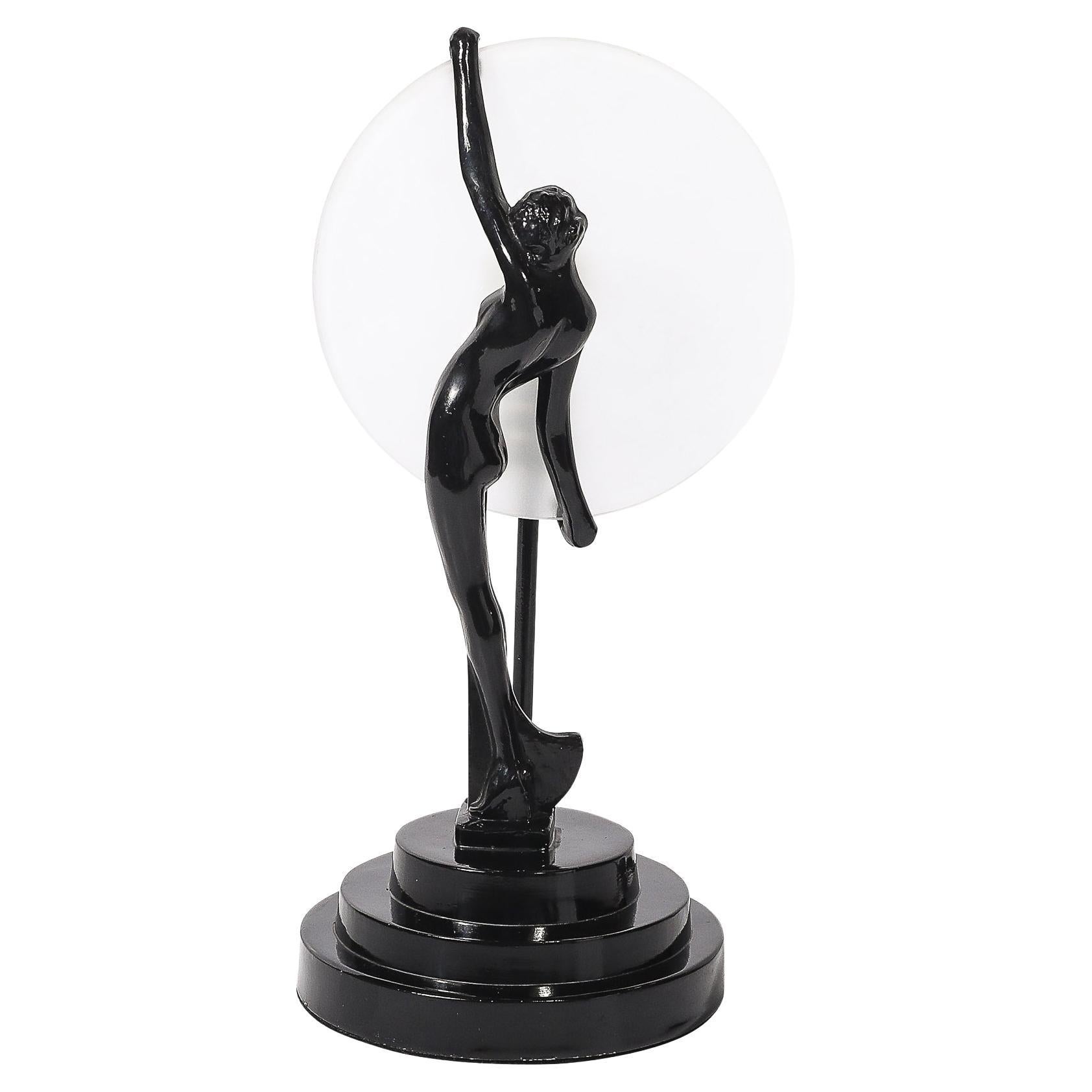 Art Deco Sculptural Nude Tischlampe in schwarzer Emaille
mattiertem Glas