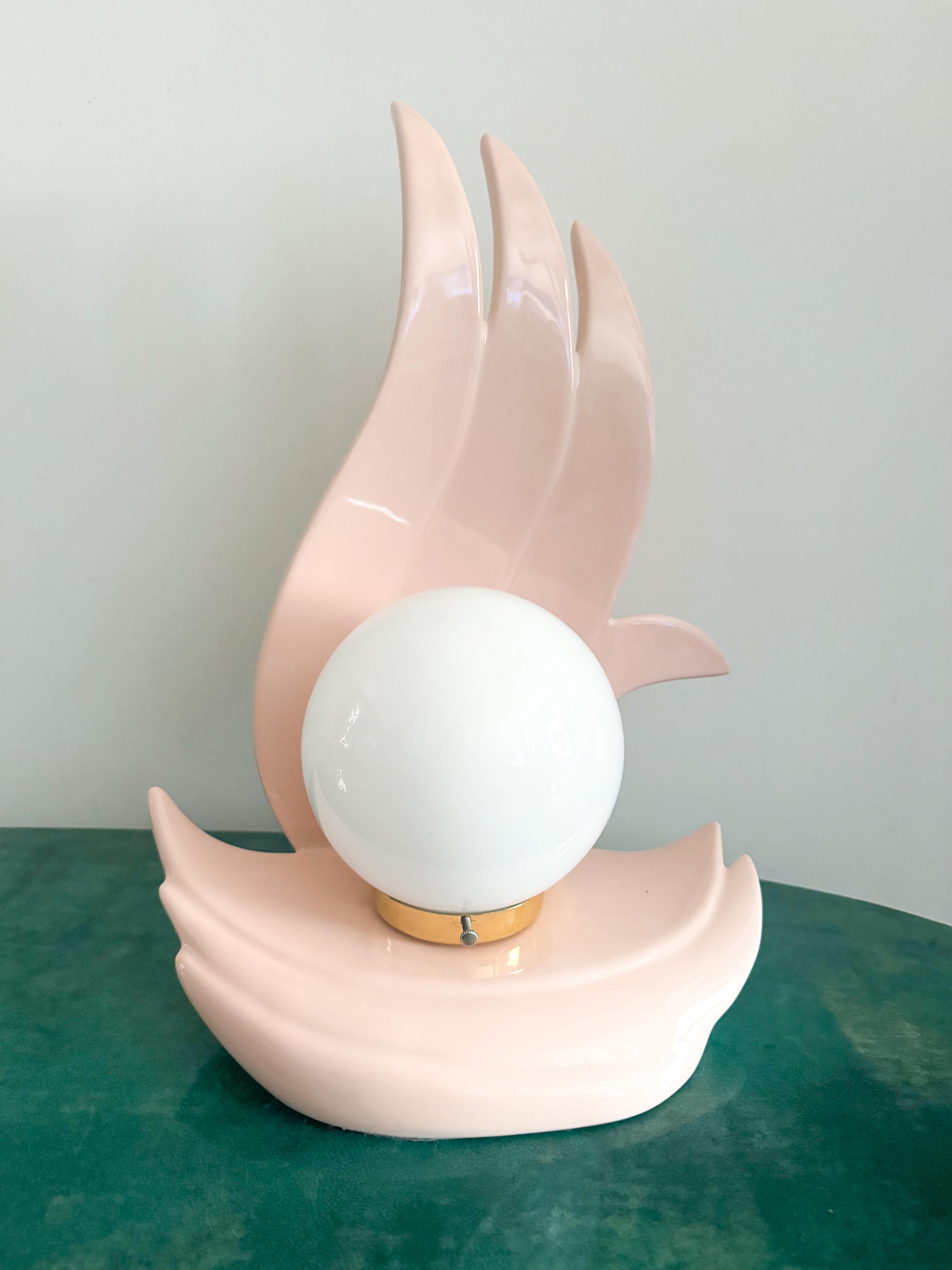 Art déco Art Deco Sculptural Pink Pastel Ceramic Flame Bird Table Lamp with Globe Shade en vente