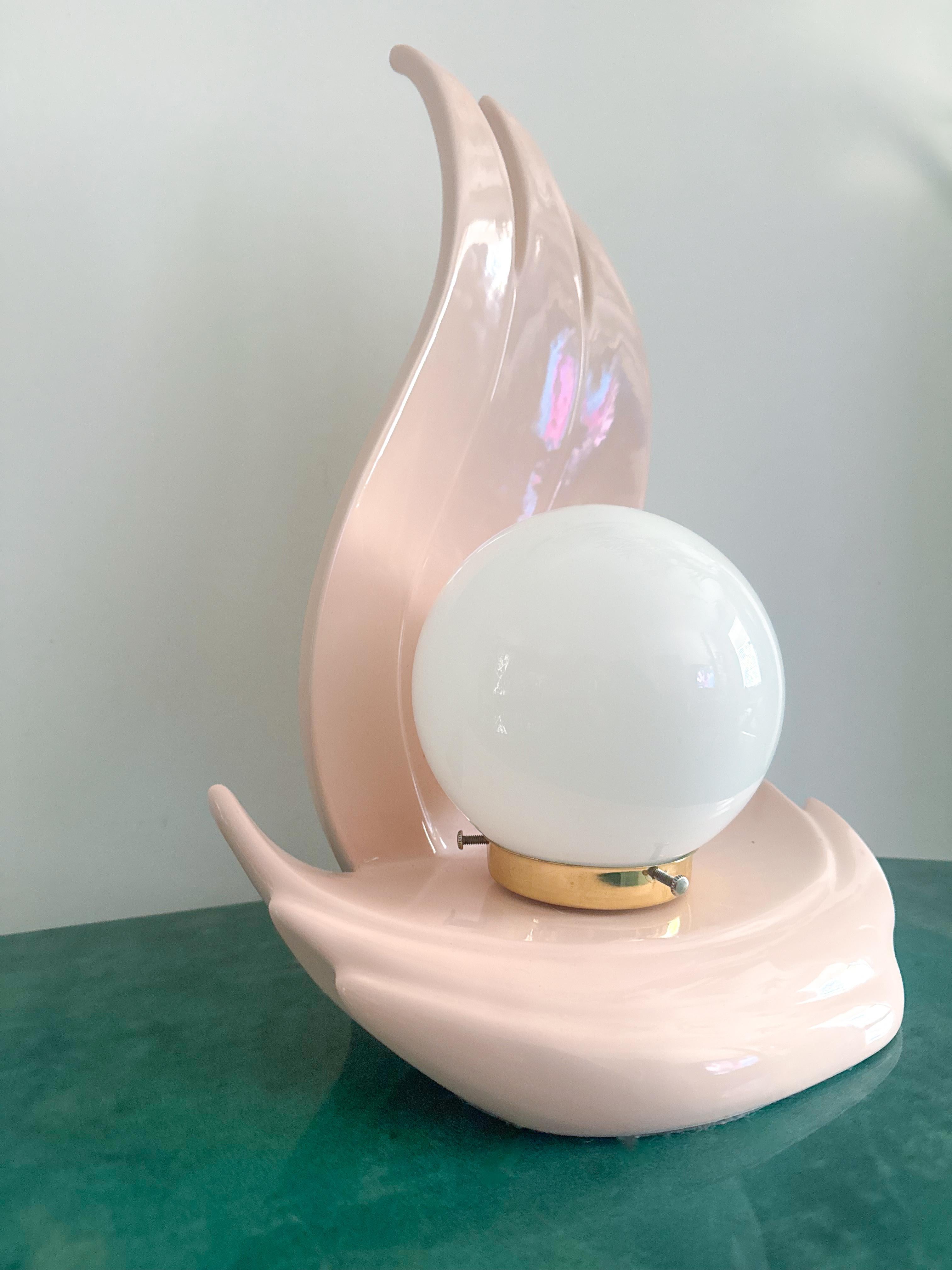 Canadien Art Deco Sculptural Pink Pastel Ceramic Flame Bird Table Lamp with Globe Shade en vente
