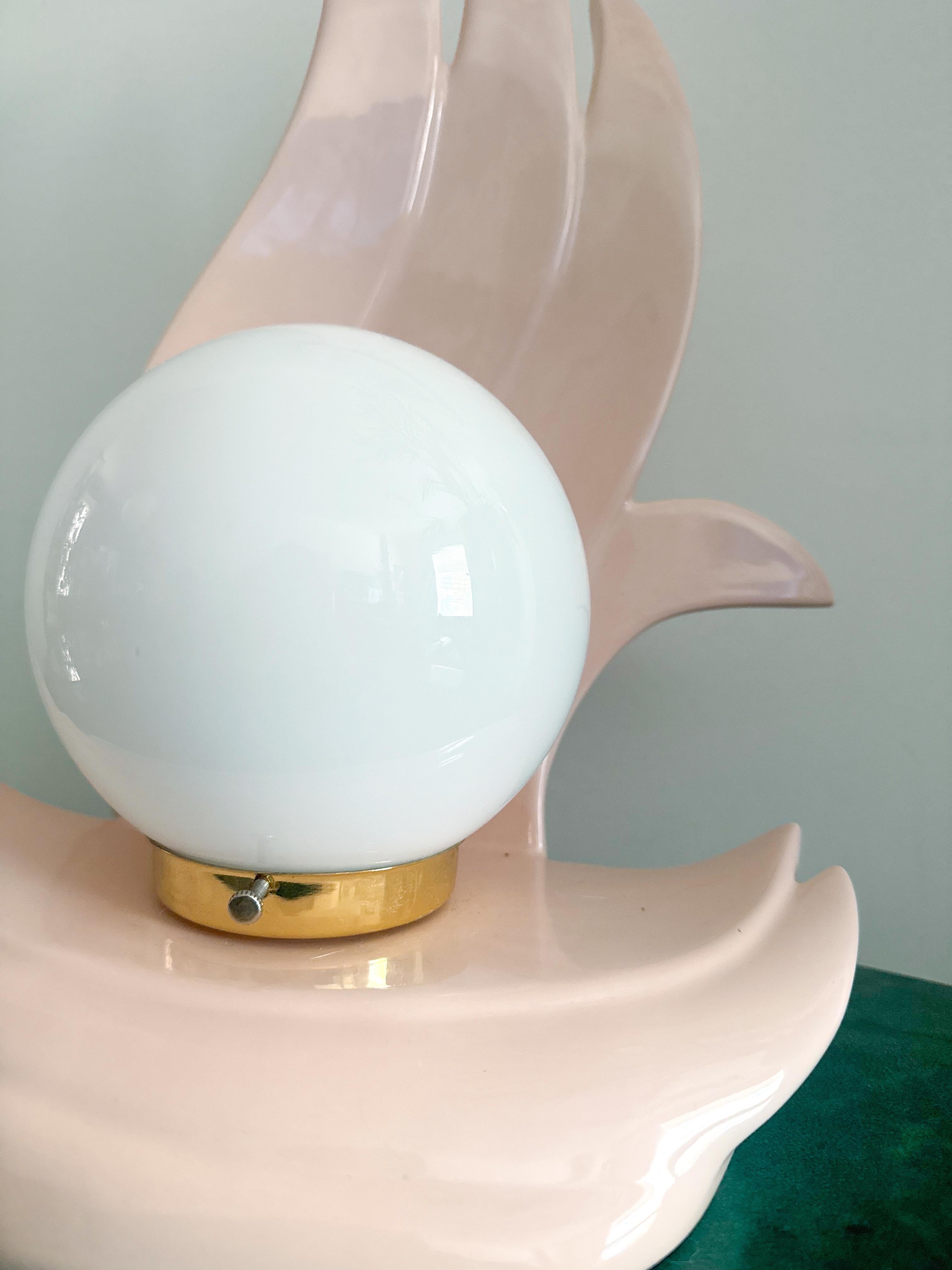 Art Deco Sculptural Pink Pastel Ceramic Flame Bird Table Lamp with Globe Shade Bon état - En vente à Toronto, CA