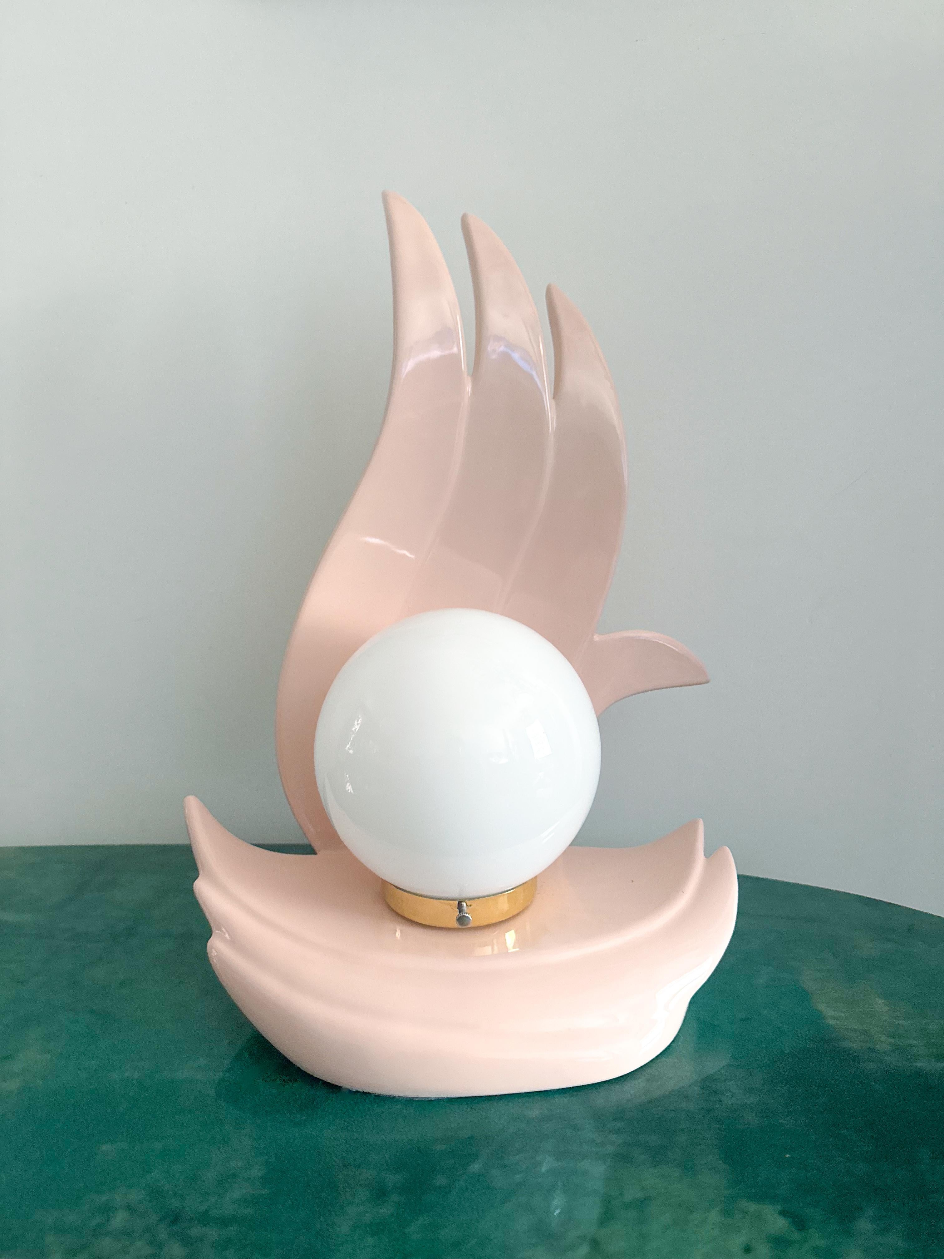 Fin du 20e siècle Art Deco Sculptural Pink Pastel Ceramic Flame Bird Table Lamp with Globe Shade en vente