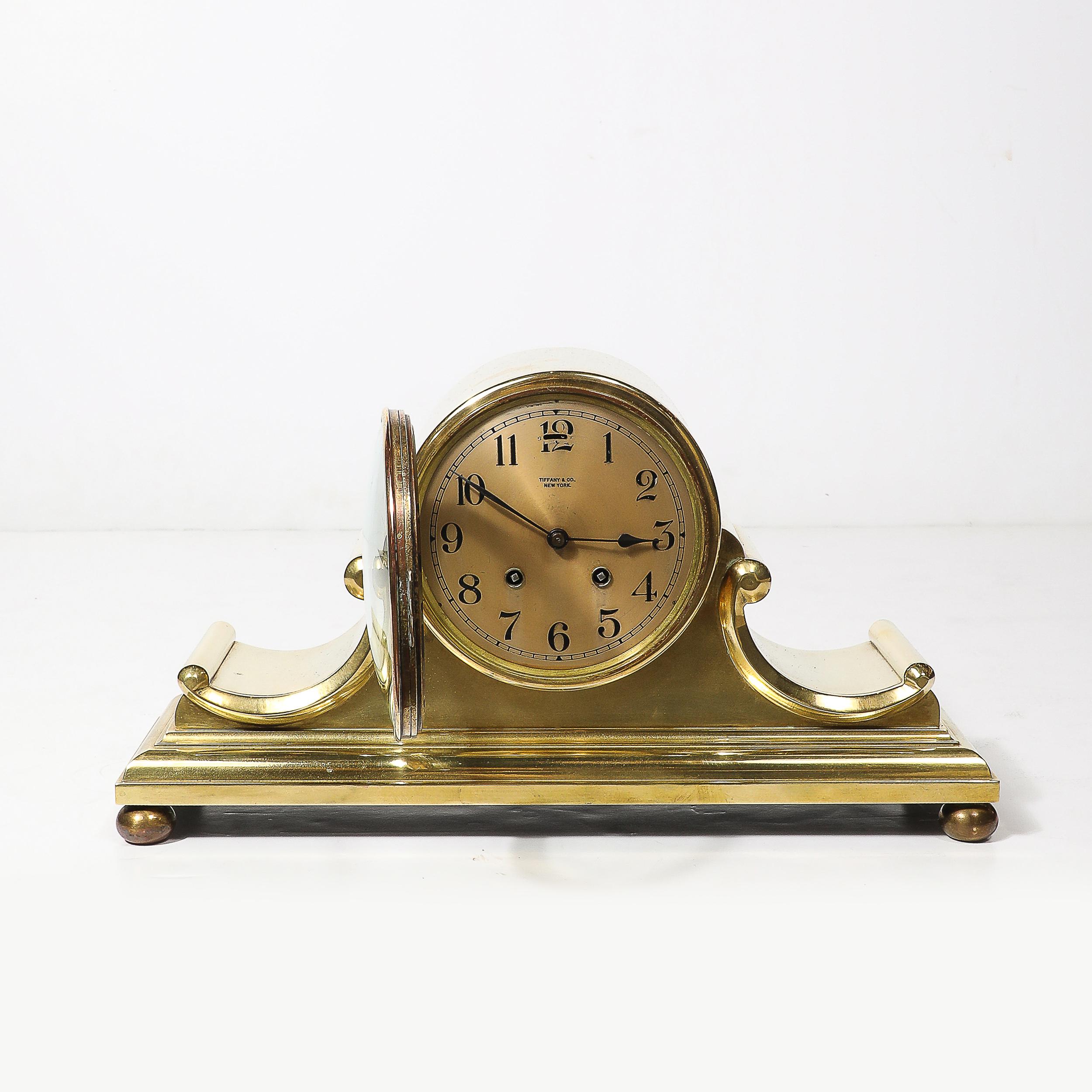 Diese exquisite Art-Déco-Uhr ist ein Zeugnis für außergewöhnliche Handwerkskunst und luxuriöses Design. Sie wurde von der renommierten Chelsea Clock Company für Tiffany & Co. hergestellt. Die Uhr aus poliertem Messing ist ein Beispiel für die kühne
