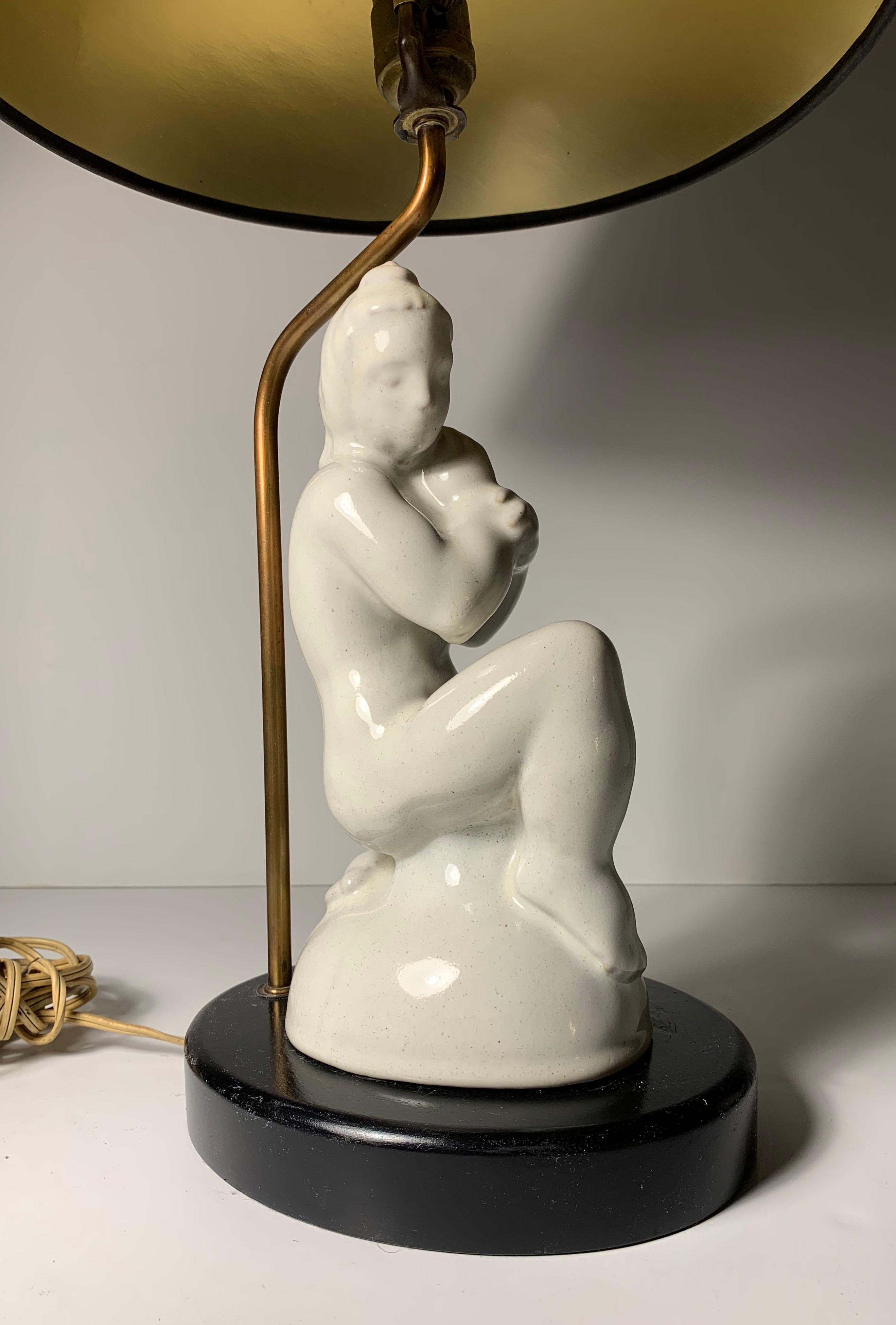 Art Deco Sculptural Pottery Table Lamp In Good Condition For Sale In Chicago, IL