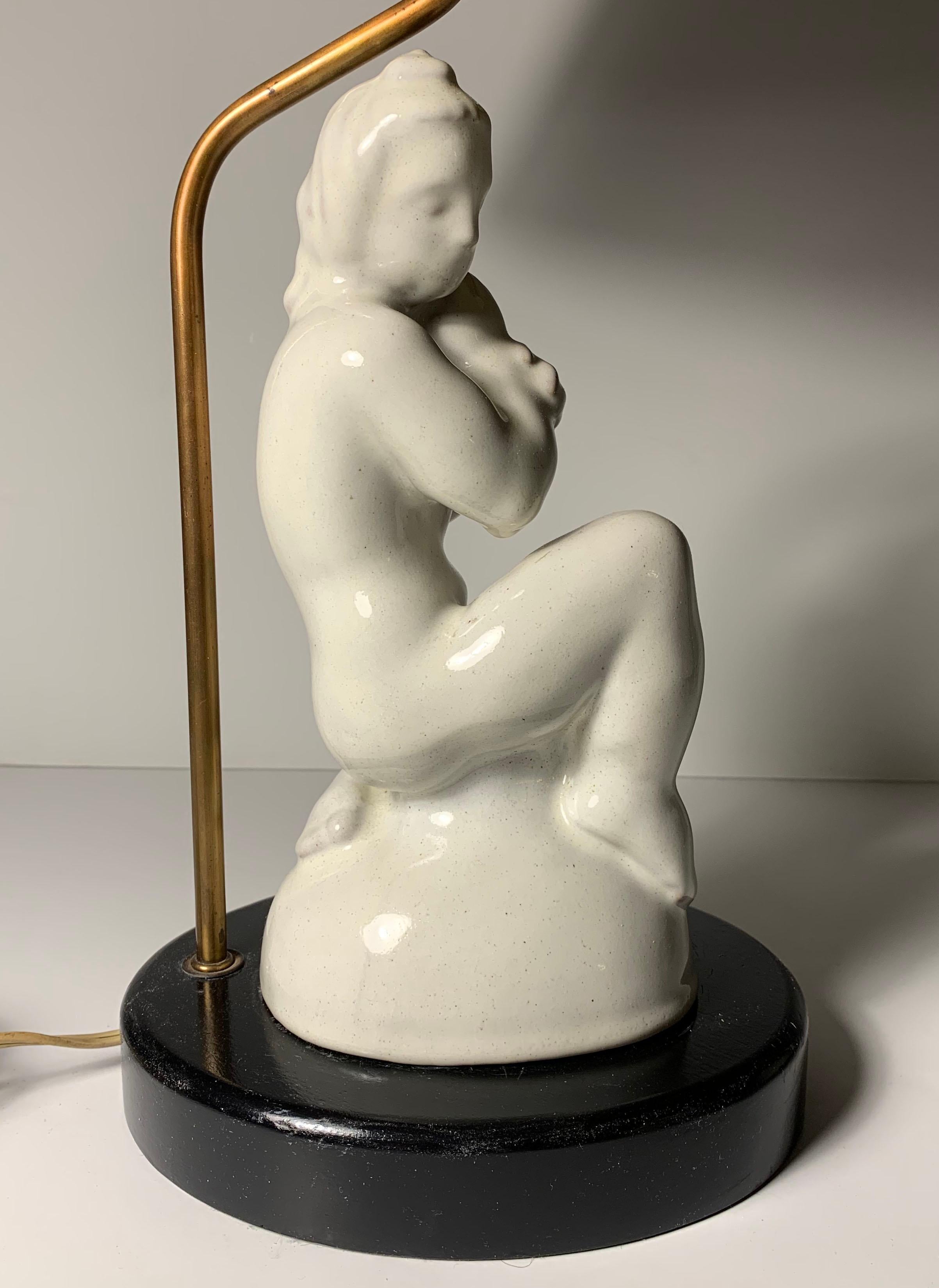 Poteries Lampe de table en poterie sculpturale Art déco en vente