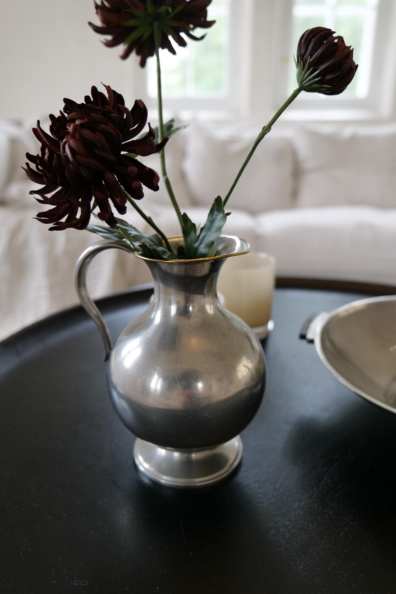 Vaso / decanter scultoreo in peltro Art Deco realizzato in Svezia.

Meraviglioso pezzo scultoreo in stile Art Déco realizzato in Svezia negli anni '60.  Anni '30, presso il famoso GAB. 

Buone condizioni vintage, con usura e alcuni graffi e piccole