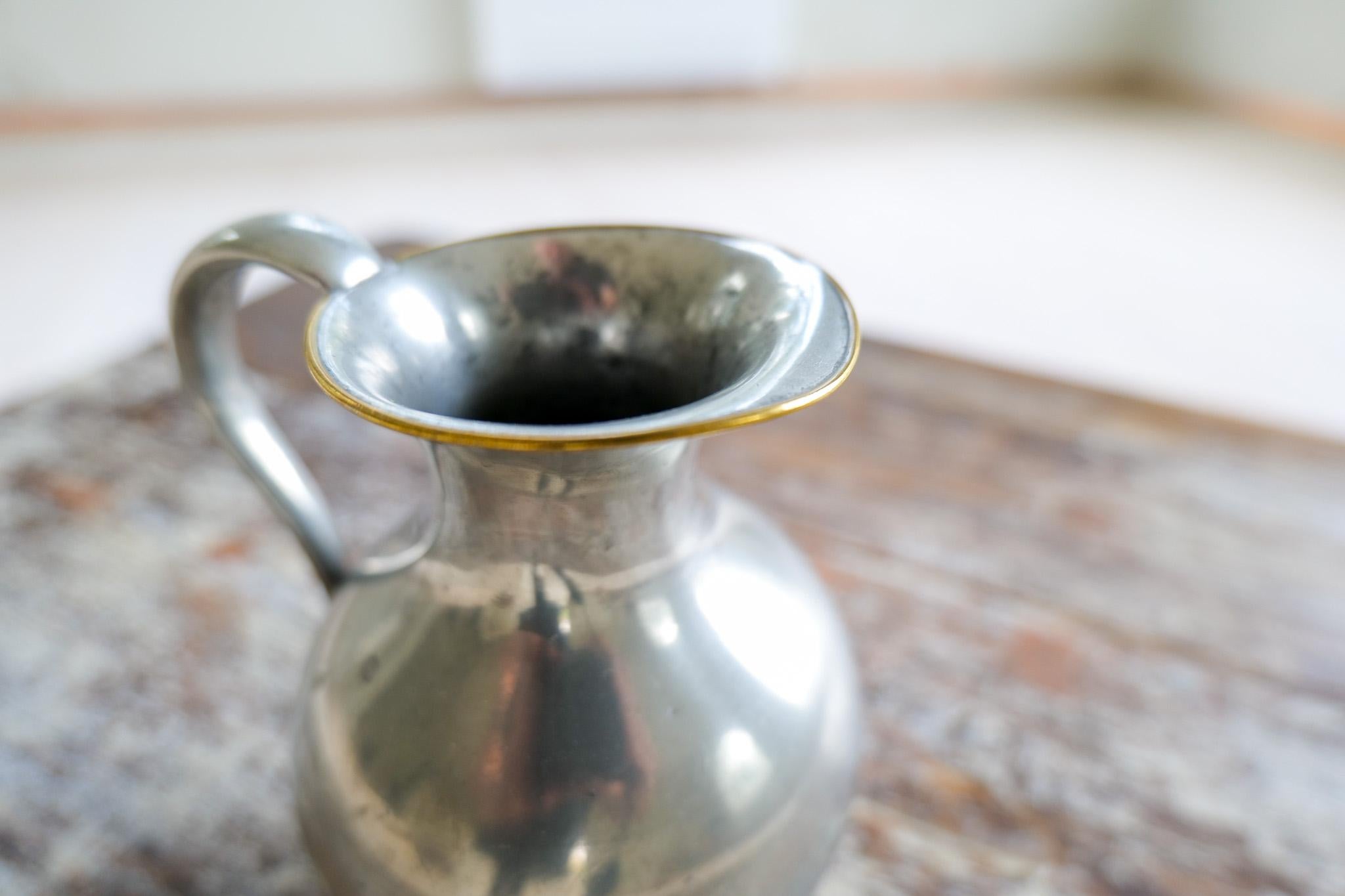Metà XX secolo Vaso / Decanter scultoreo Art Deco in peltro Svezia GAB anni '30 in vendita