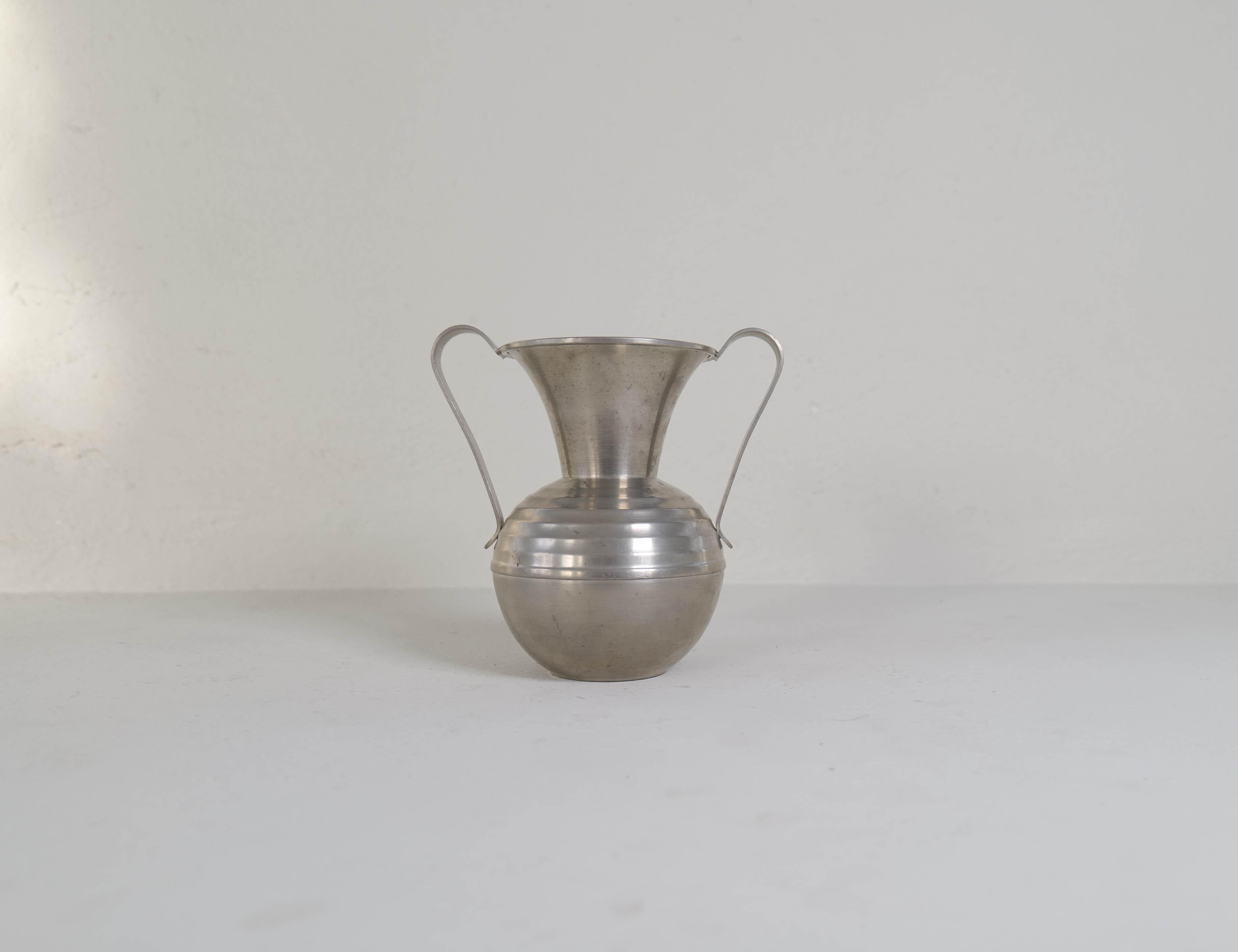 Skulpturale Art Deco Vase aus Zinn aus Norwegen.

Wunderbar skulptural ist dieses Art-Déco-Stück, das in den frühen 1930er Jahren in Norwegen hergestellt wurde. 

Guter Vintage-Zustand, mit Gebrauchsspuren und einigen Kratzern. 

Abmessungen Höhe: