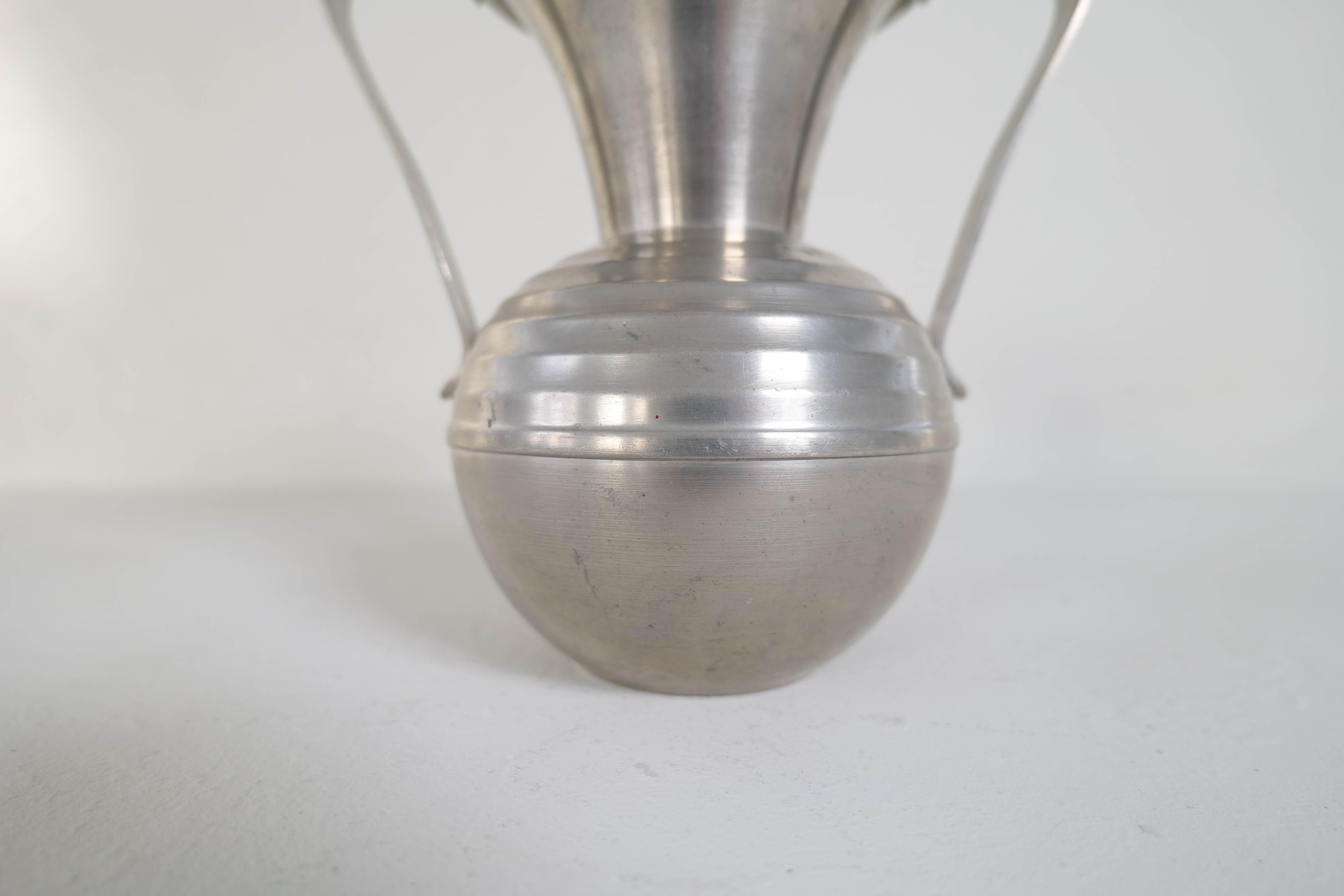 Skulpturale Art-déco-Vase aus Zinn, Norwegen, 1930er Jahre im Zustand „Gut“ im Angebot in Hillringsberg, SE