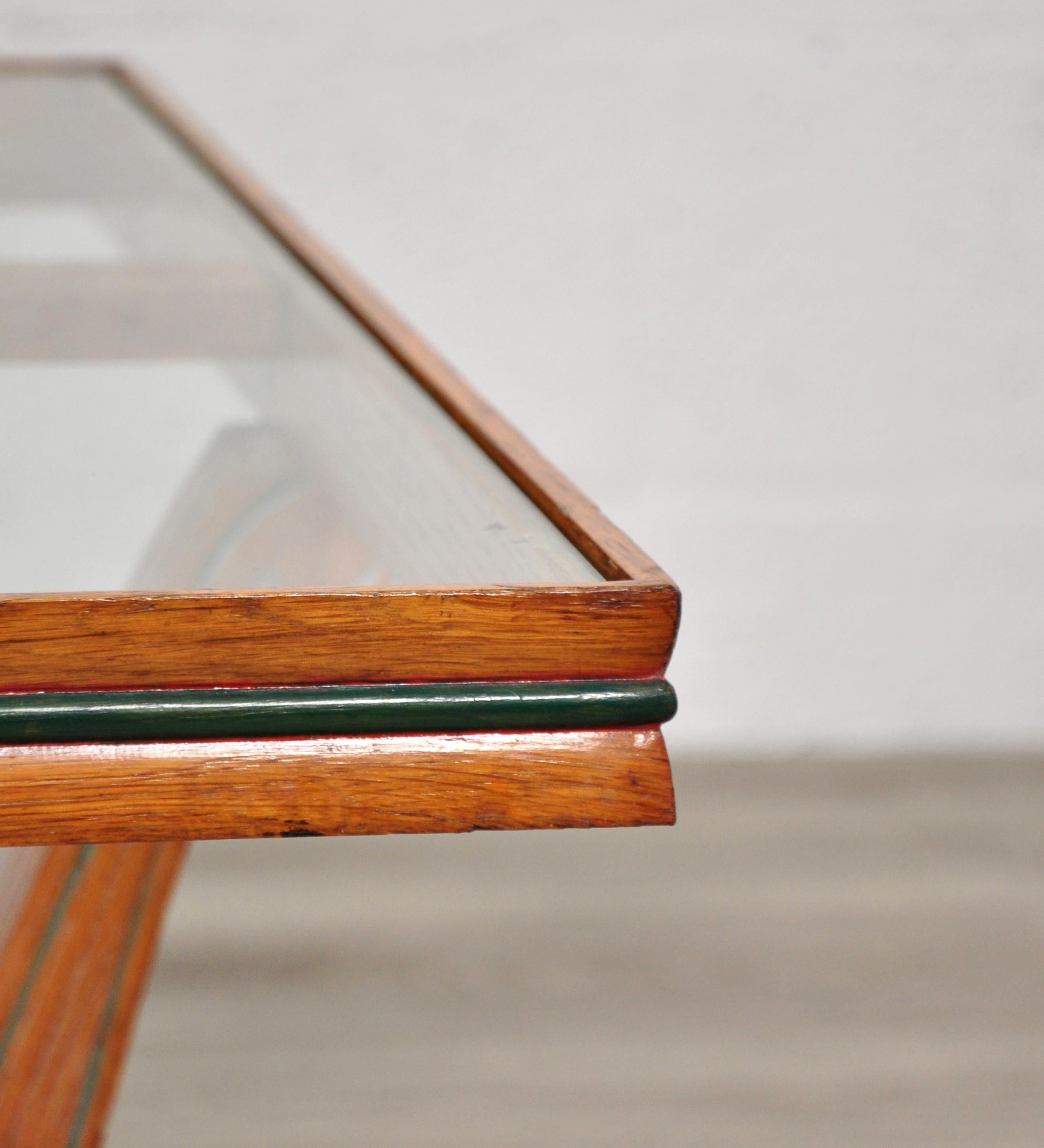Art déco Table basse sculpturale Art Déco en bois et verre en vente