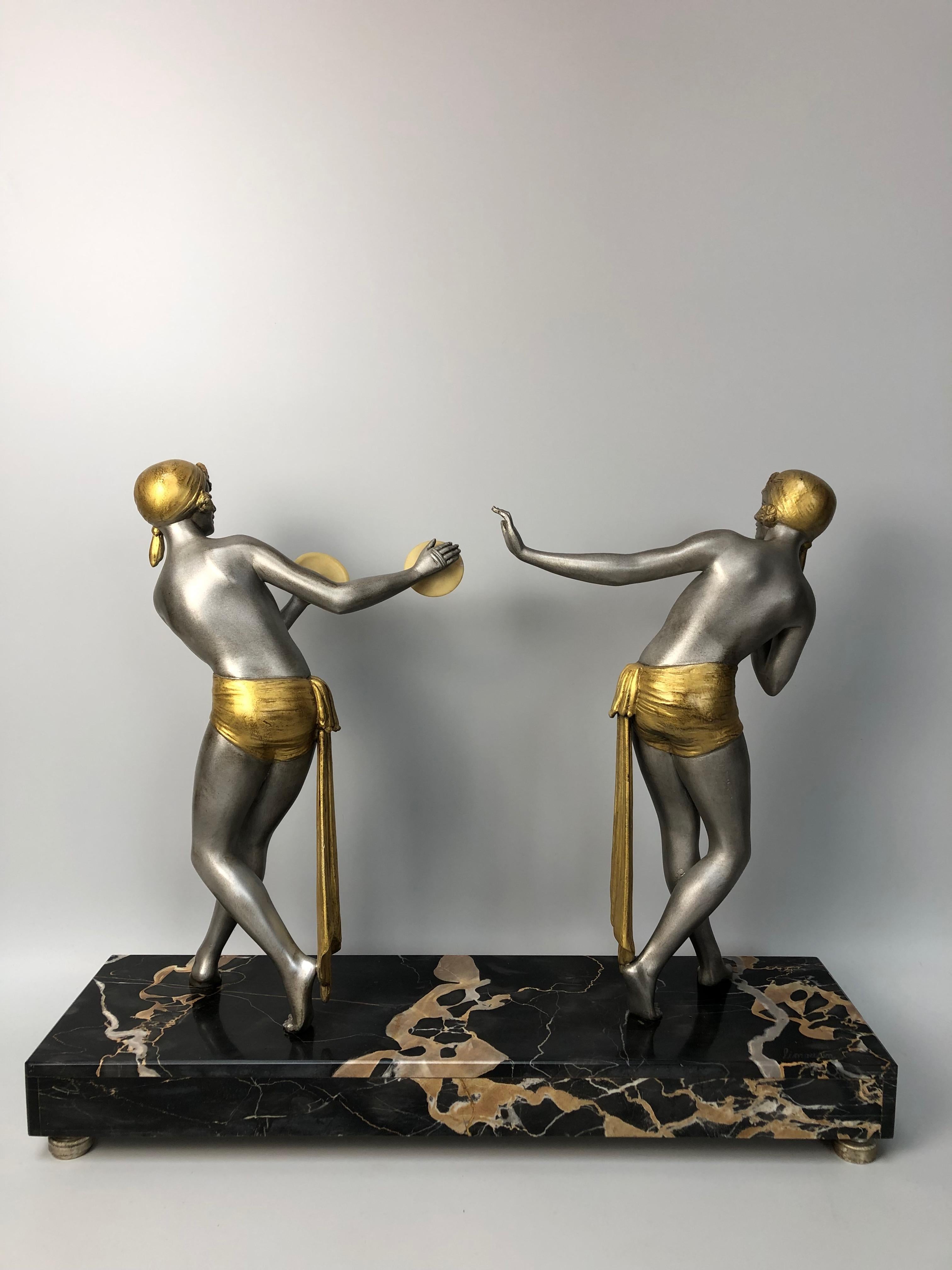 Art-Déco-Skulptur, 2 Tänzer mit Cymbals, signiert Limousin (Französisch) im Angebot