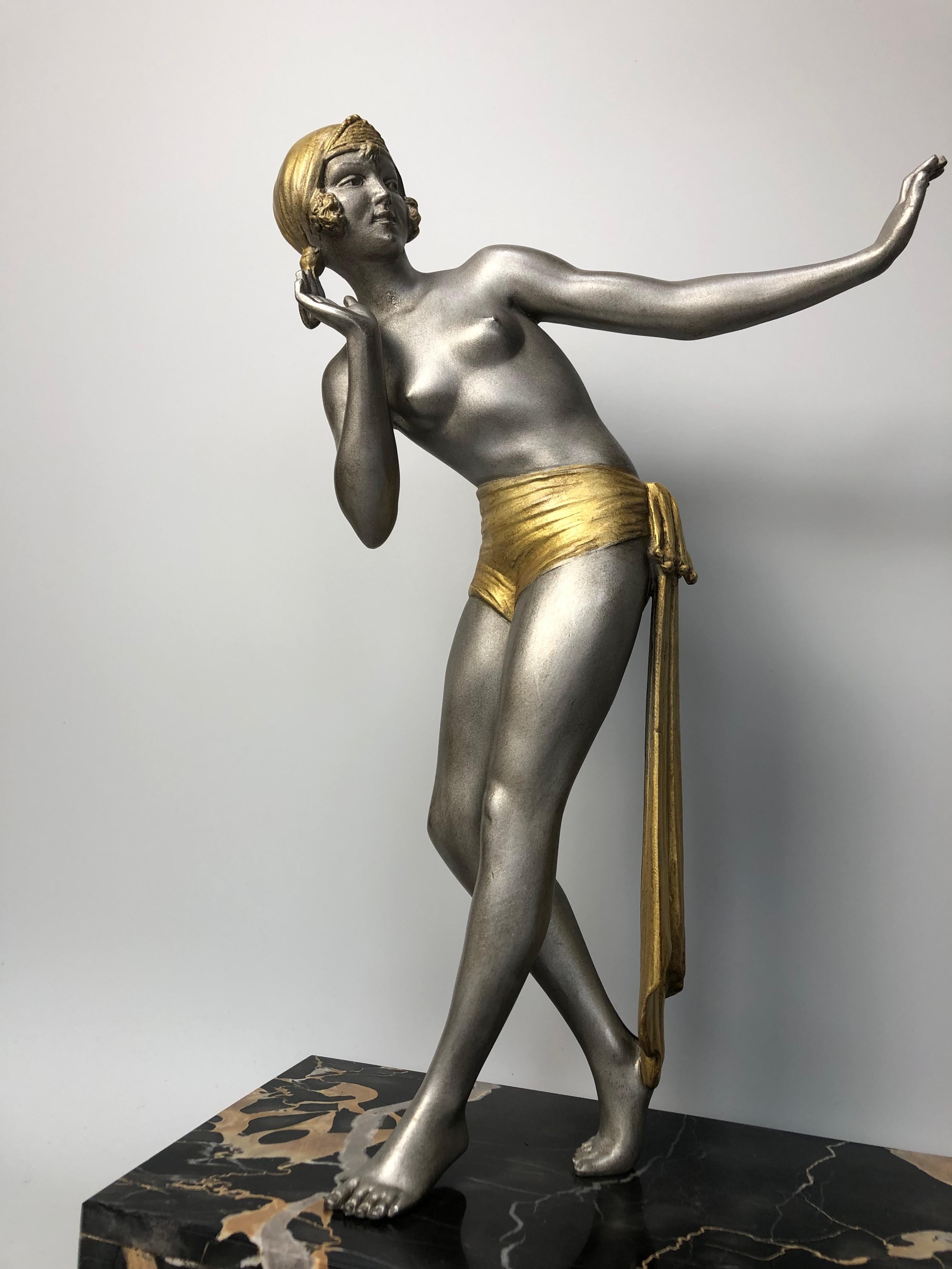 20ième siècle Sculpture Art Déco 2 Danseurs avec Cymbals signée Limousin en vente