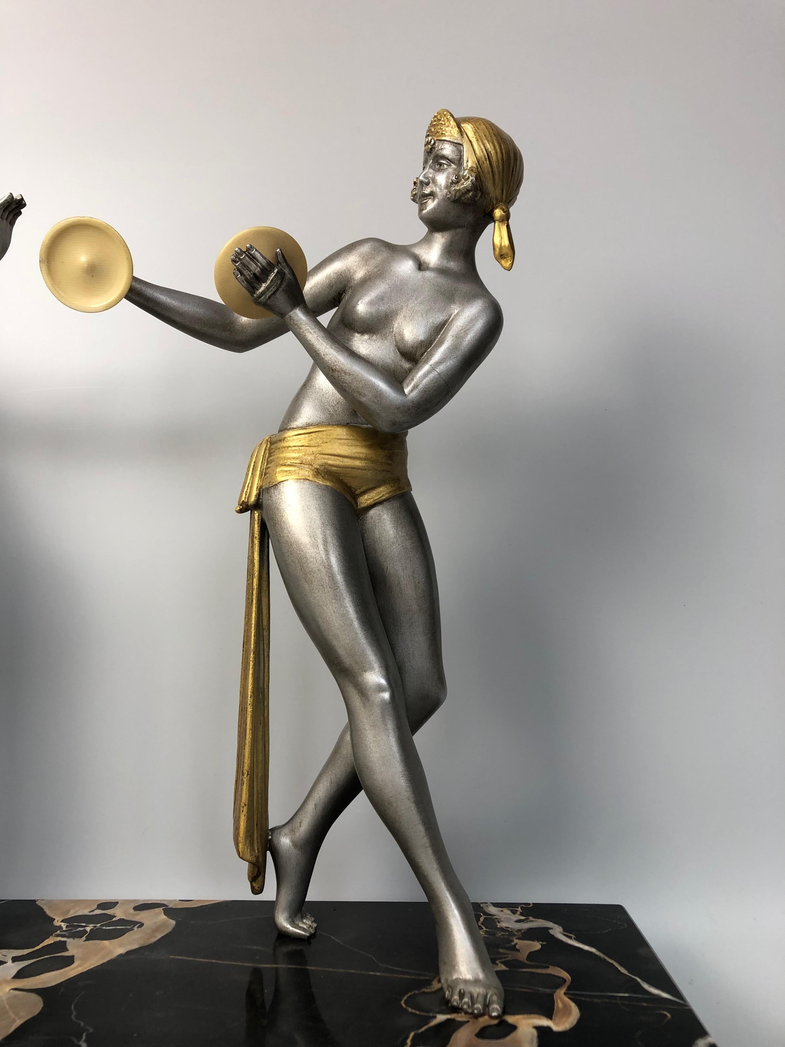 Zinc brut Sculpture Art Déco 2 Danseurs avec Cymbals signée Limousin en vente