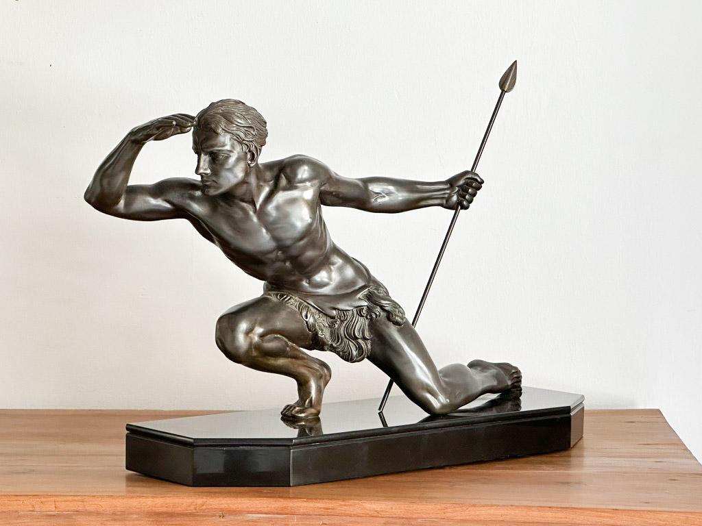 Sculpture d'athlète Art déco en métal patiné basée sur une plaque de marbre belge. Les lances sont en bronze.
Fabriqué en France vers 1930. Signé par J de Roncourt.

Cataloguée dans le dossier de la fonderie Silvin à Paris, nous y joignons une