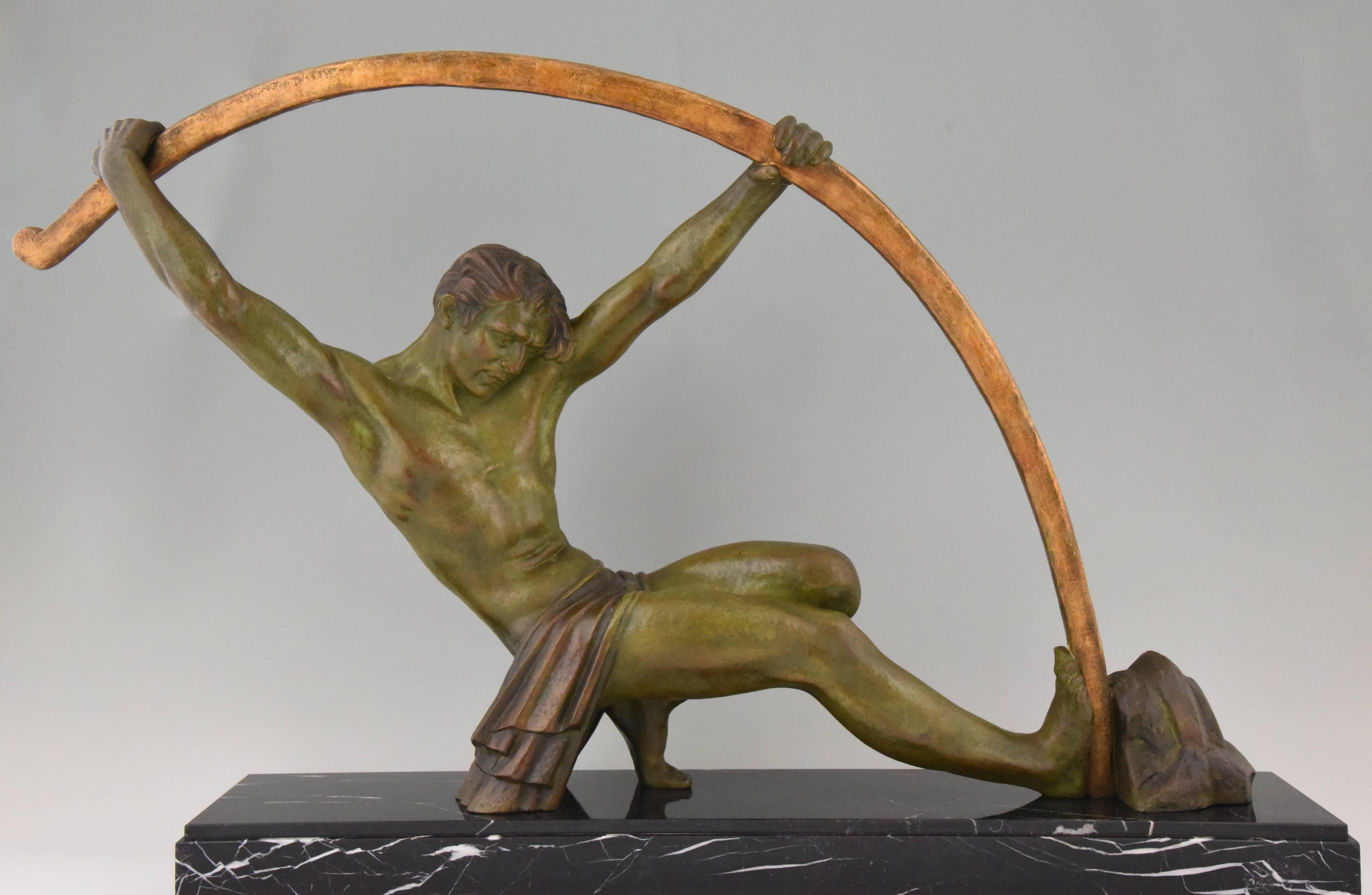 “L’age du bronze”
Powerful Art Deco sculpture of an athletic man bending a bar on a marble base by the famous sculptor Demetre H. Chiparus, 1930.
This model is illustrated in the book
“Chiparus -Master of Art Deco” by A. Shayo, on page 65.