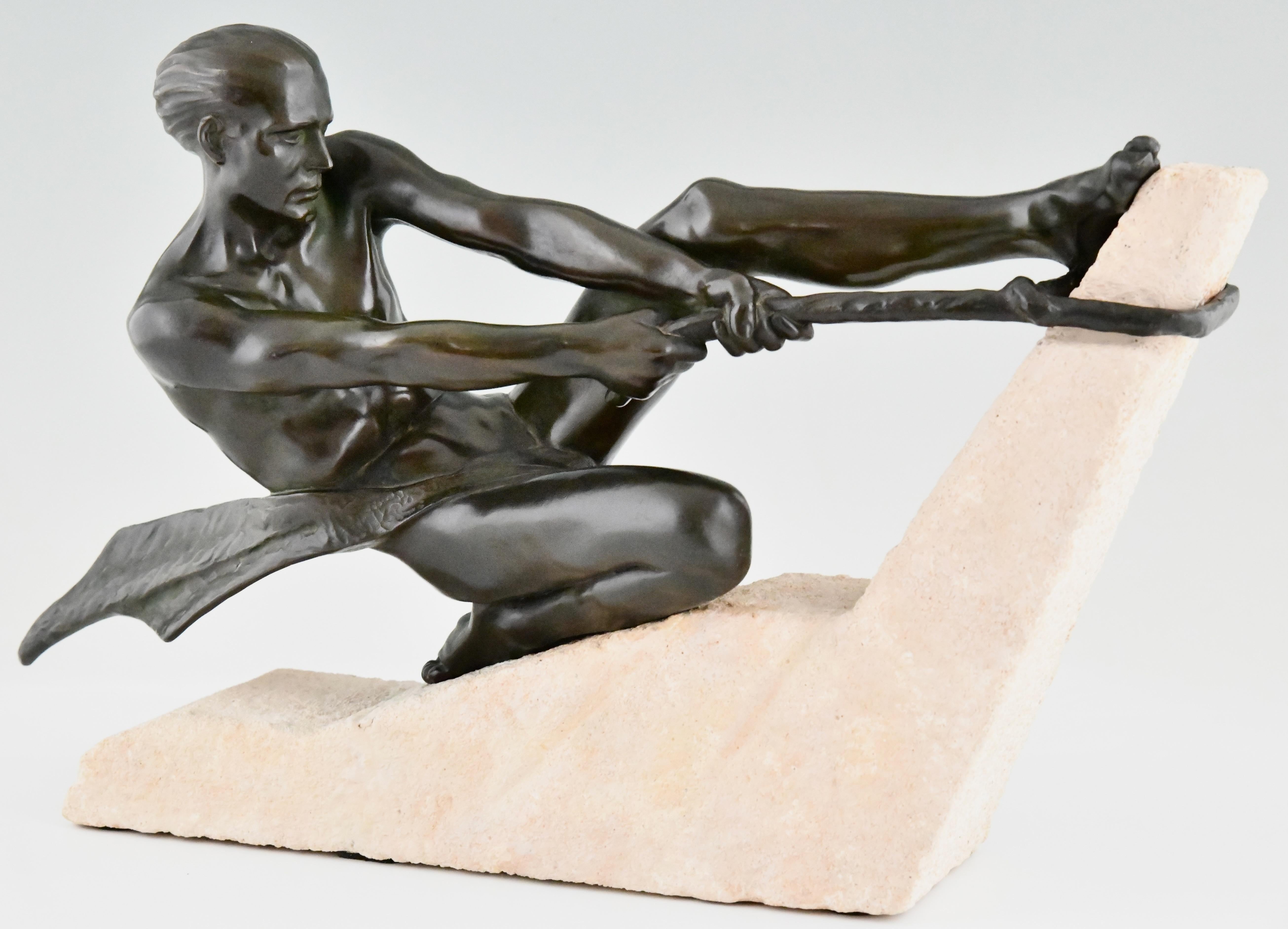 Sculpture Art Déco athlète avec corde par Max Le Verrier. 
La sculpture est exécutée en métal d'art avec une patine verte et repose sur une base en pierre sculptée.
France 1937. 
Un modèle similaire est illustré dans le catalogue Max Le Verrier de