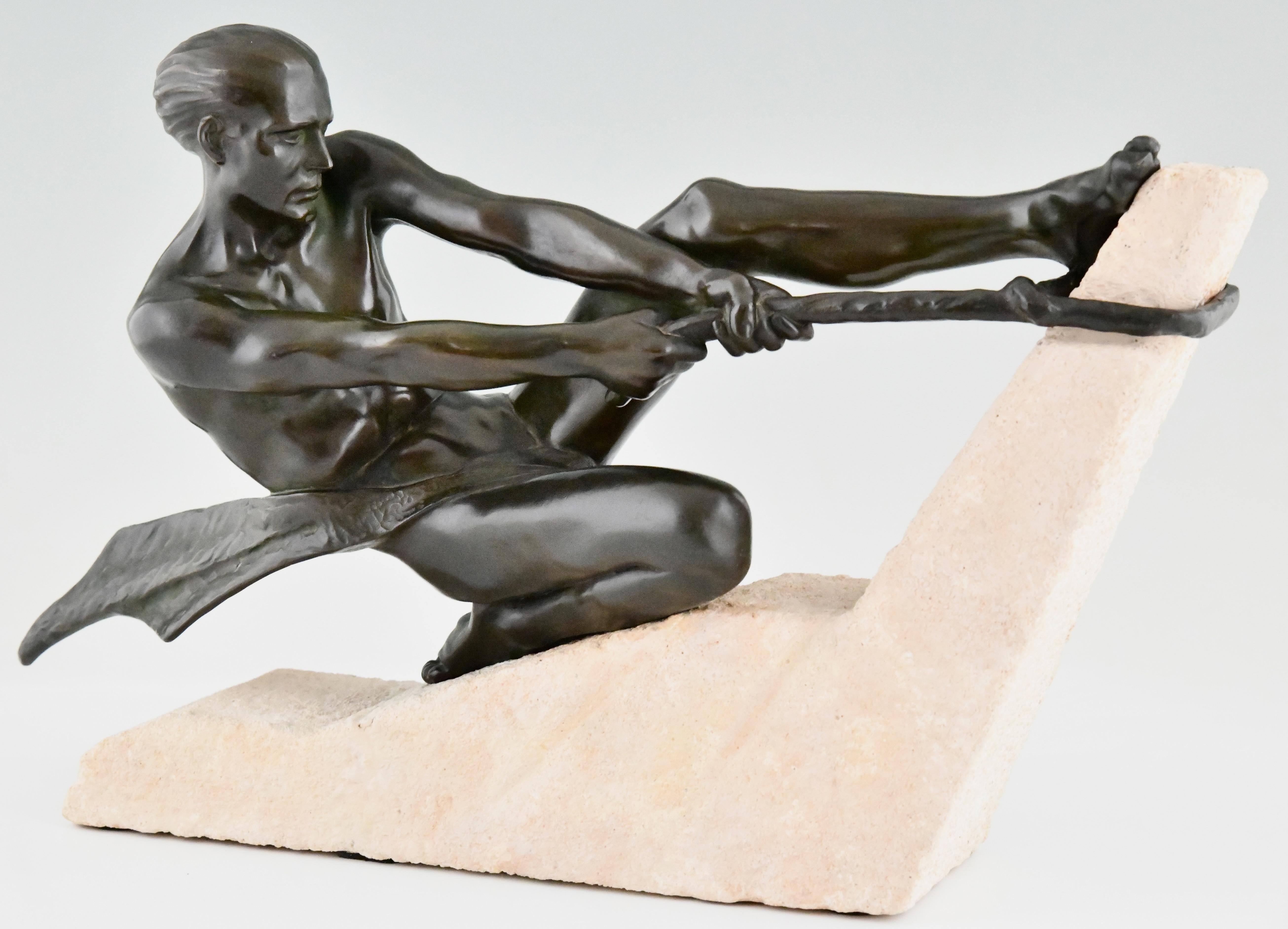 Scultura Art Déco atleta con corda di Max Le Verrier. 
La scultura è realizzata in Art Metal con patina verde e poggia su una base in pietra intagliata.
Francia 1937. 
Un modello simile è illustrato nel catalogo Max Le Verrier del 1937.