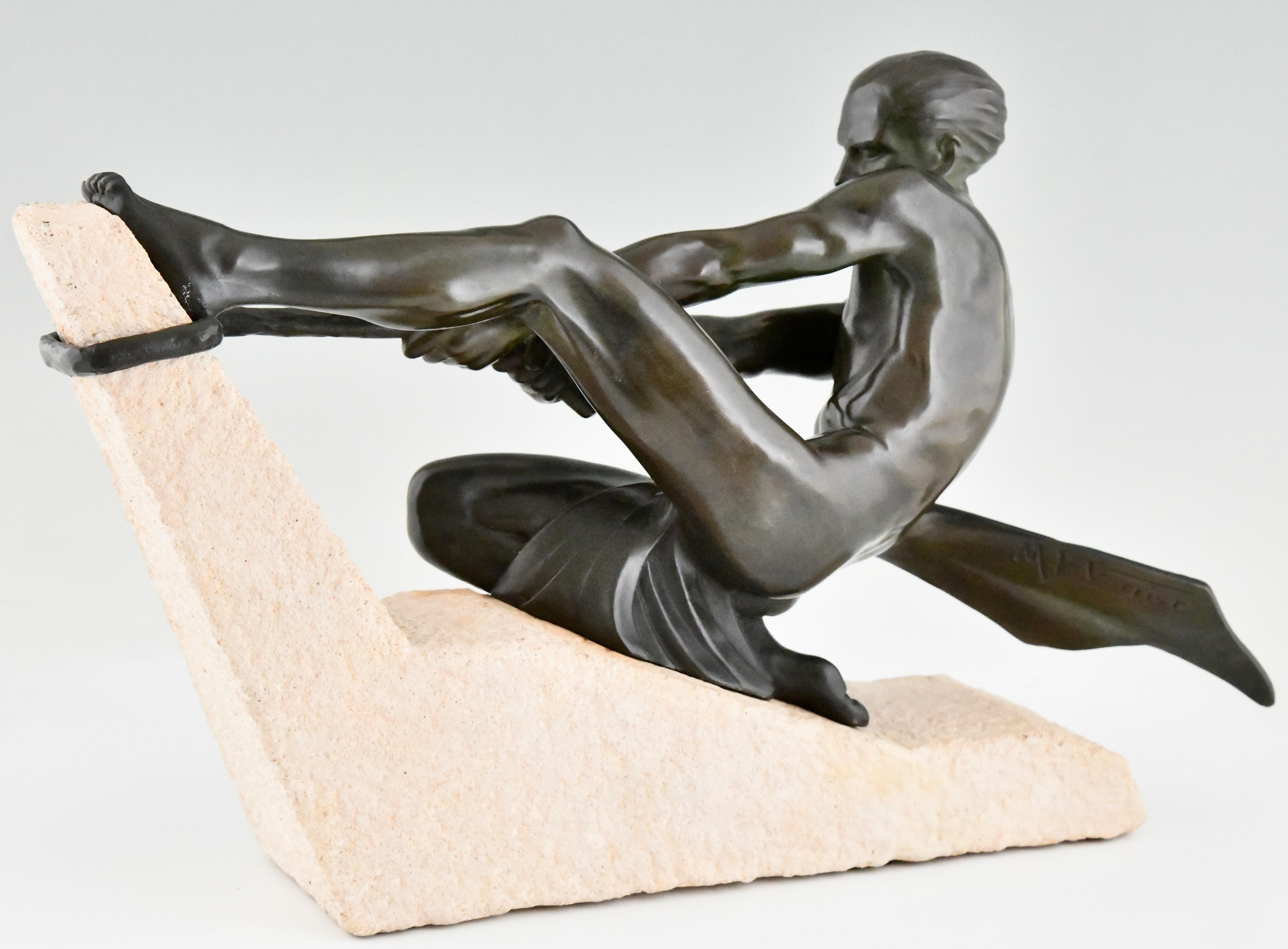Art déco Sculpture Art Déco athlète avec corde par Max Le Verrier sur base en pierre France 1930 en vente
