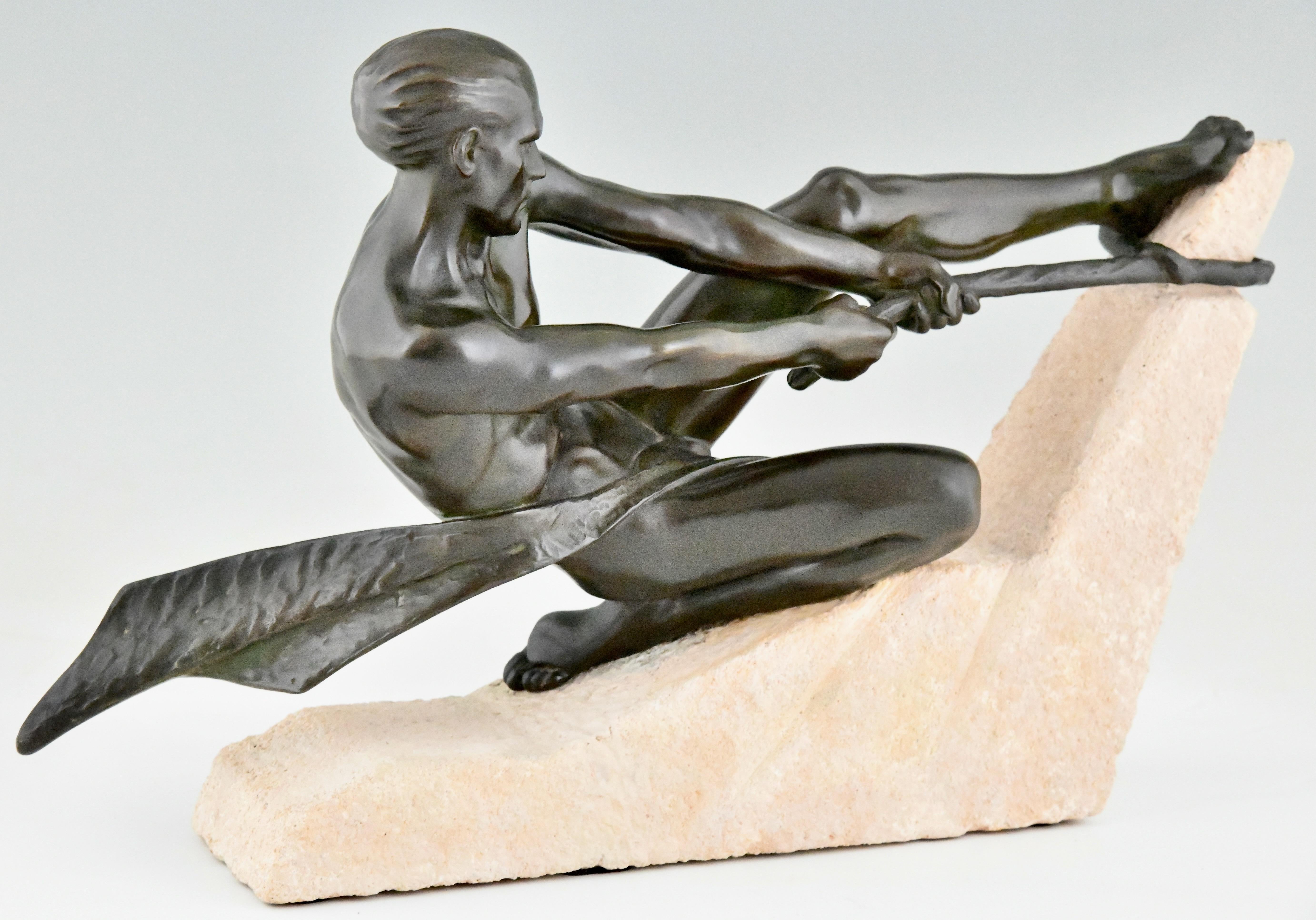 Milieu du XXe siècle Sculpture Art Déco athlète avec corde par Max Le Verrier sur base en pierre France 1930 en vente