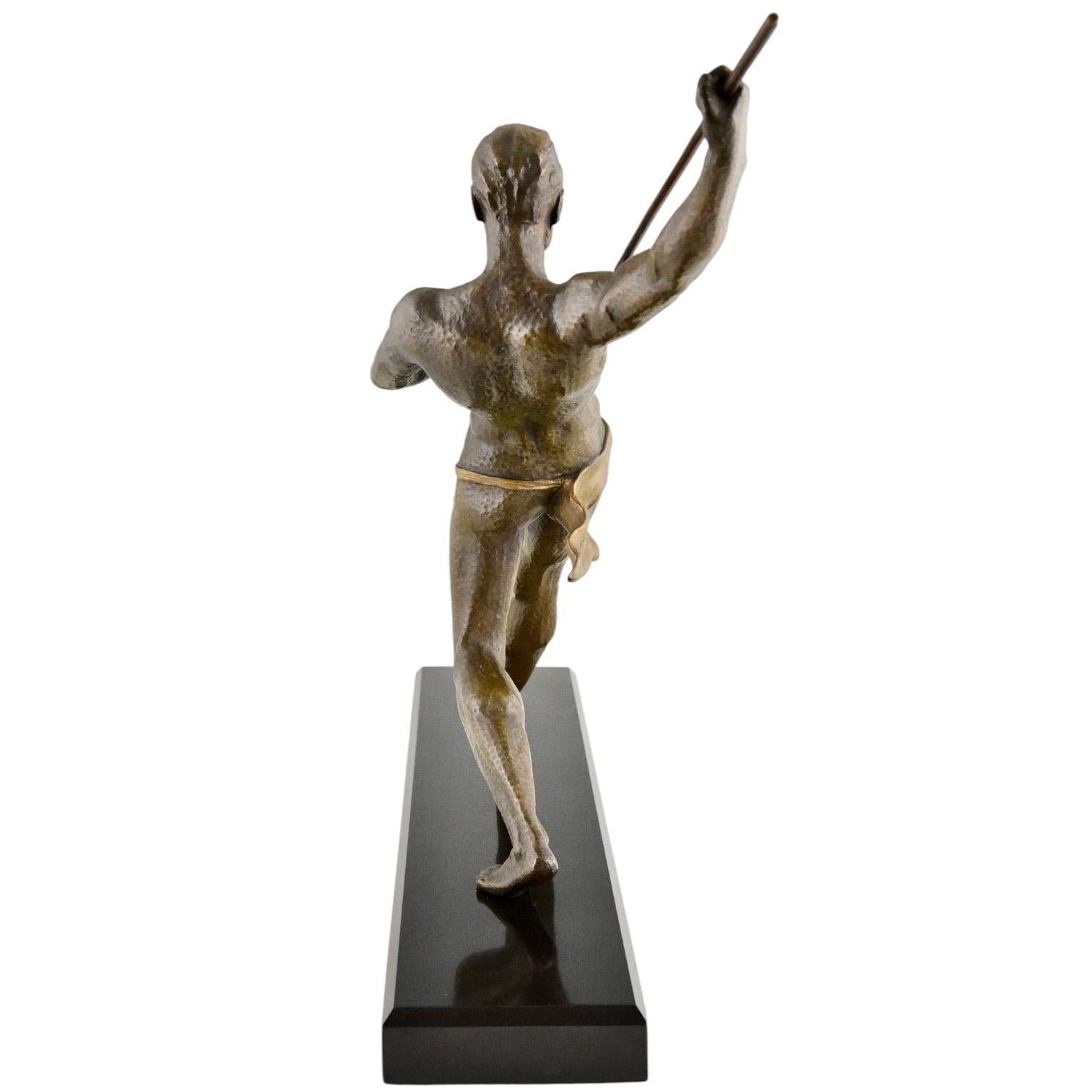 Sculpture Art déco représentant un athlète avec lancer de javelin à lance signée par Limousin, 1930. en vente 3