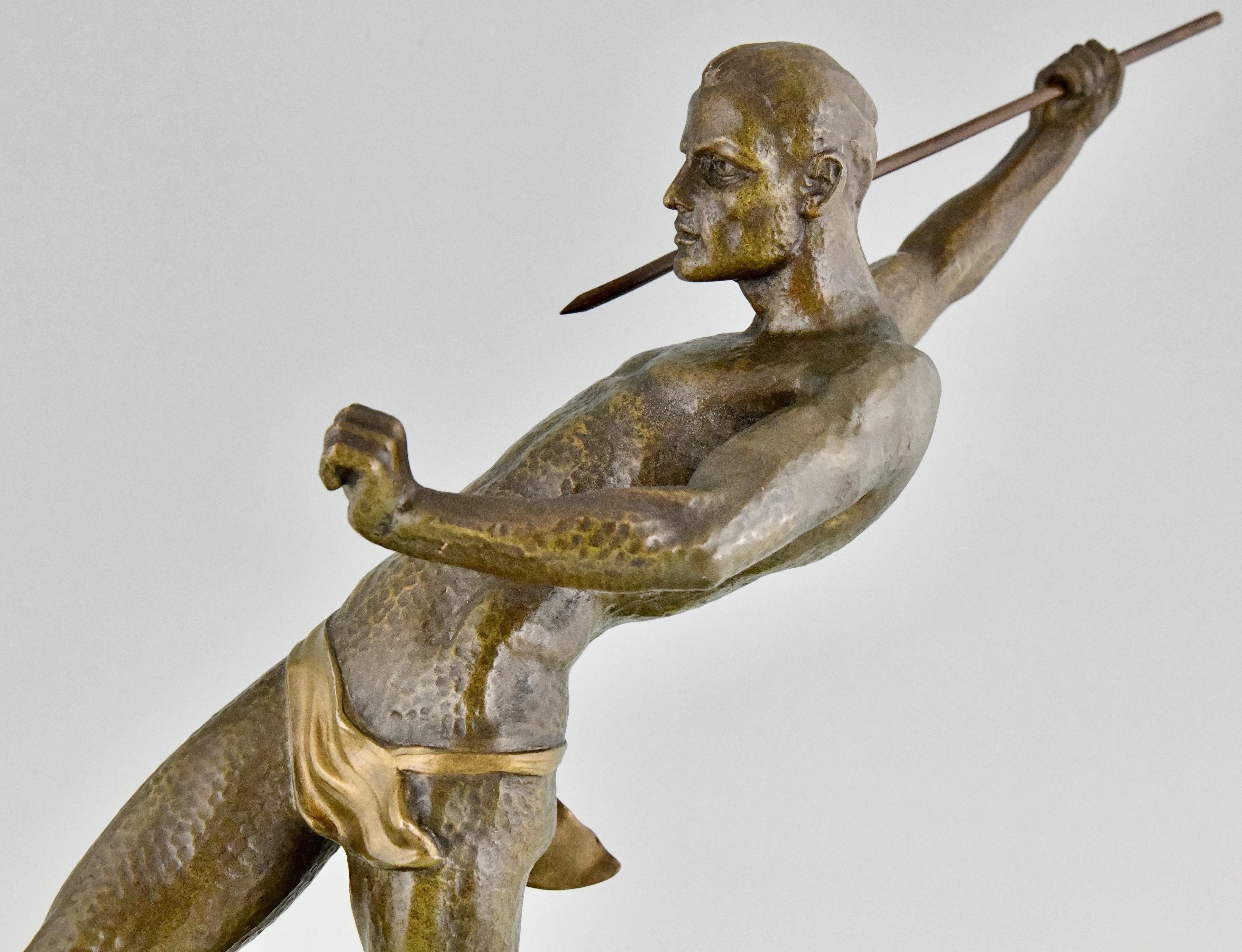 Sculpture Art déco représentant un athlète avec lancer de javelin à lance signée par Limousin, 1930. en vente 4