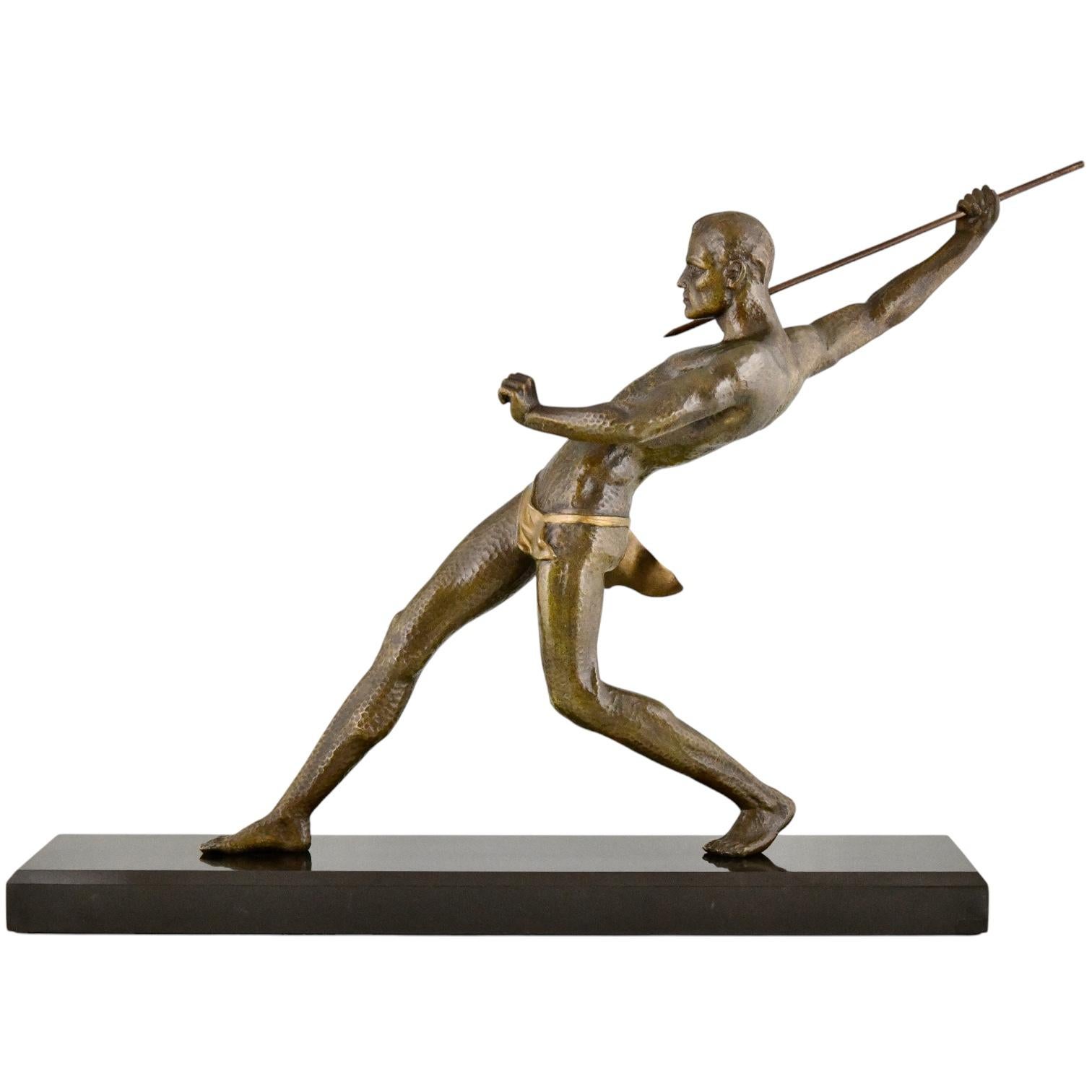 Sculpture Art Déco athlète avec lance, lanceur de javelot signée par Limousin. 
Métal d'art patiné sur une base en marbre noir belge. France 1930. 