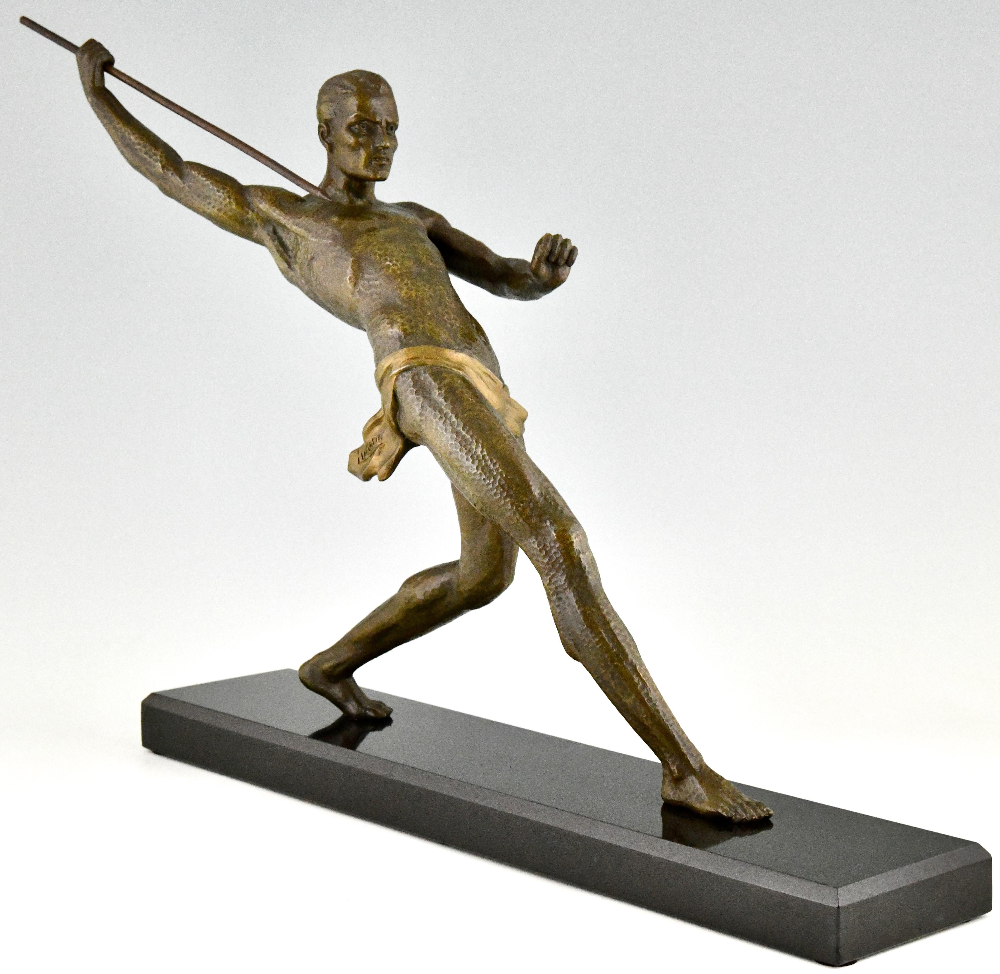 Français Sculpture Art déco représentant un athlète avec lancer de javelin à lance signée par Limousin, 1930. en vente