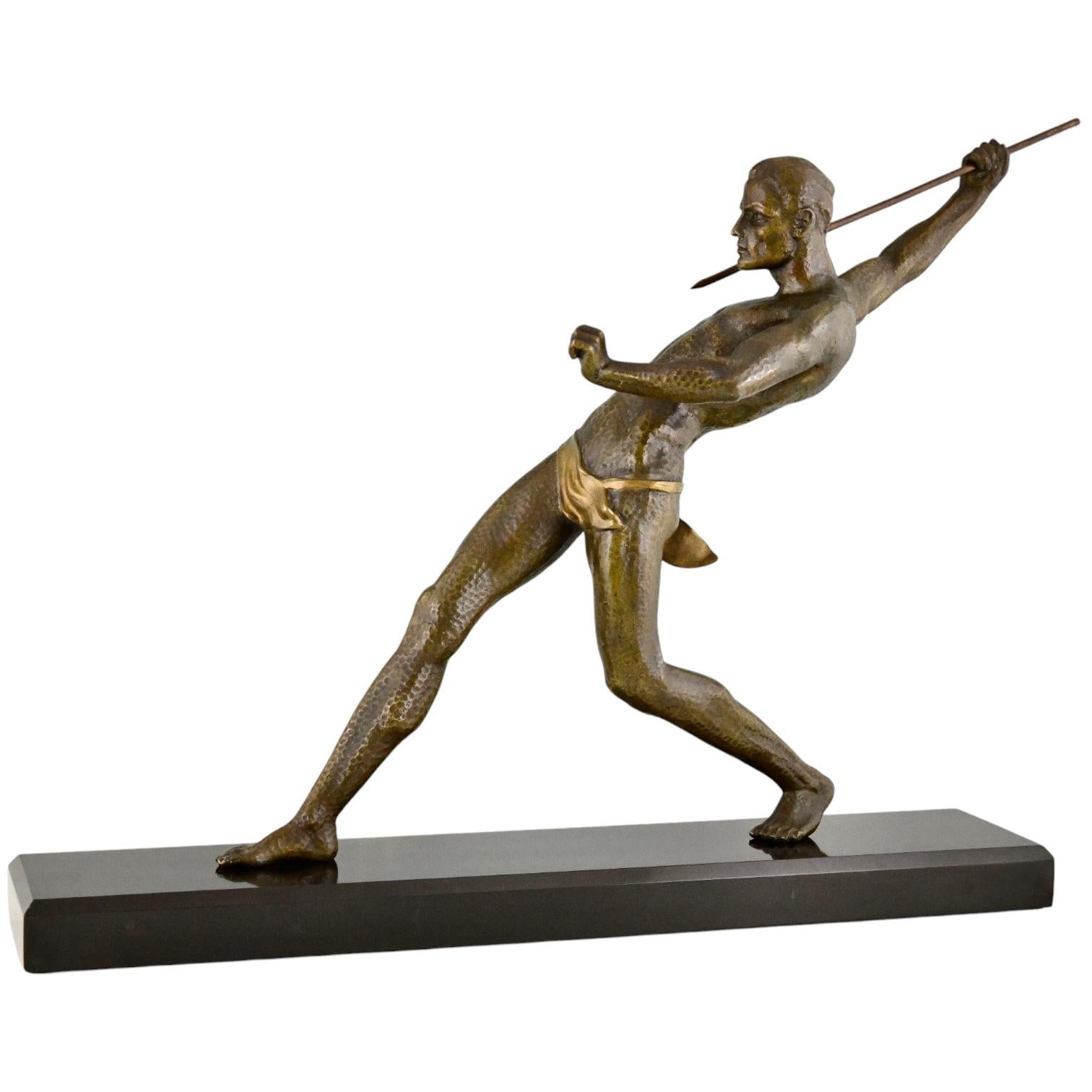 Français Sculpture Art déco représentant un athlète avec lancer de javelin à lance signée par Limousin, 1930. en vente