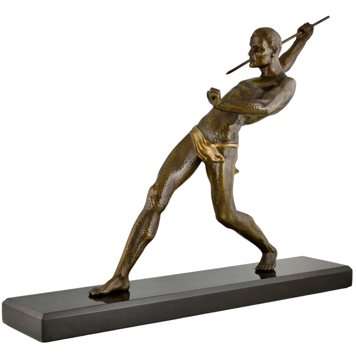 Patiné Sculpture Art déco représentant un athlète avec lancer de javelin à lance signée par Limousin, 1930. en vente