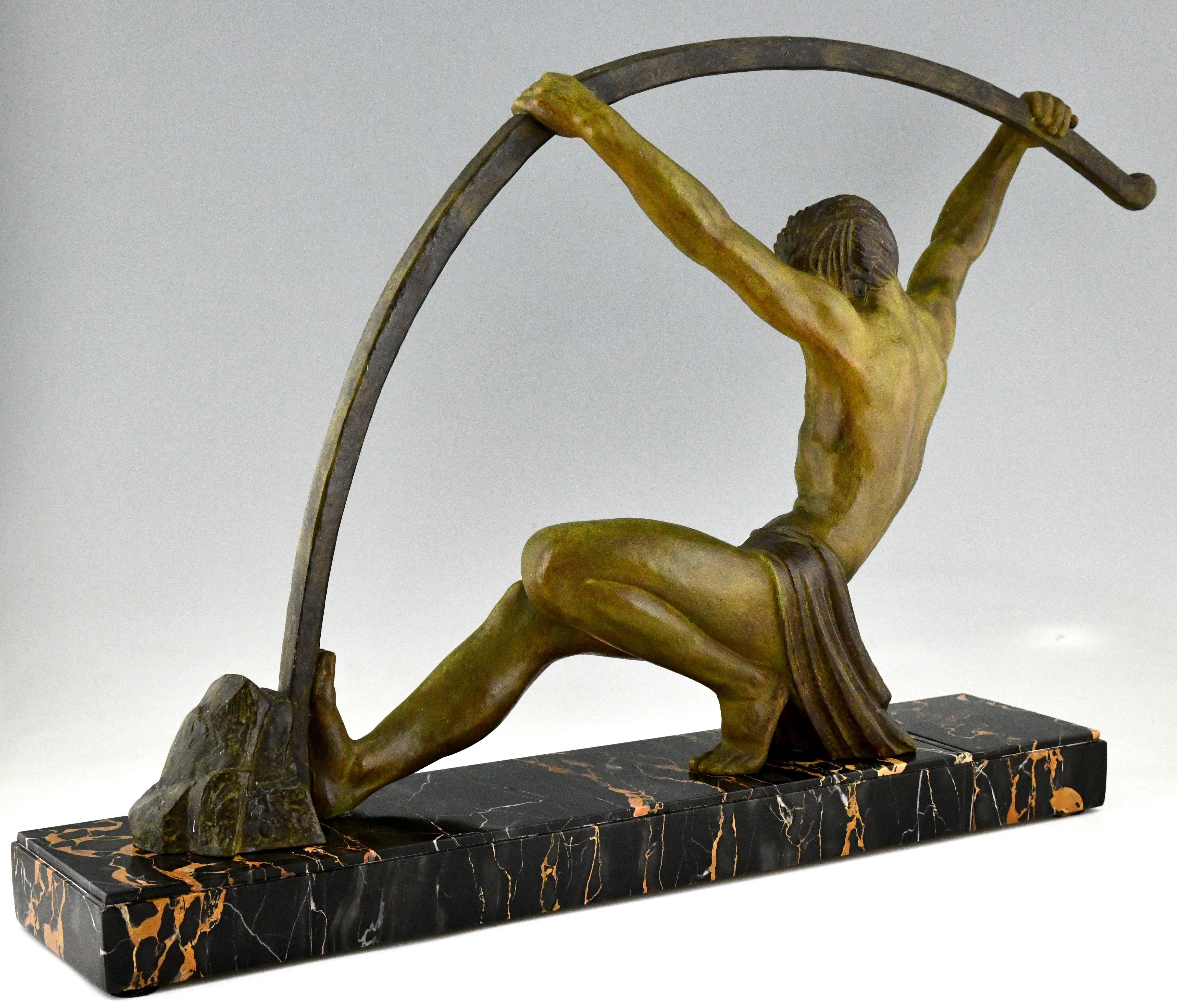 Art Deco Sculpture Bending Bar Man L'age Du Bronze Demetre H. Chiparus, 1930 In Good Condition In Antwerp, BE