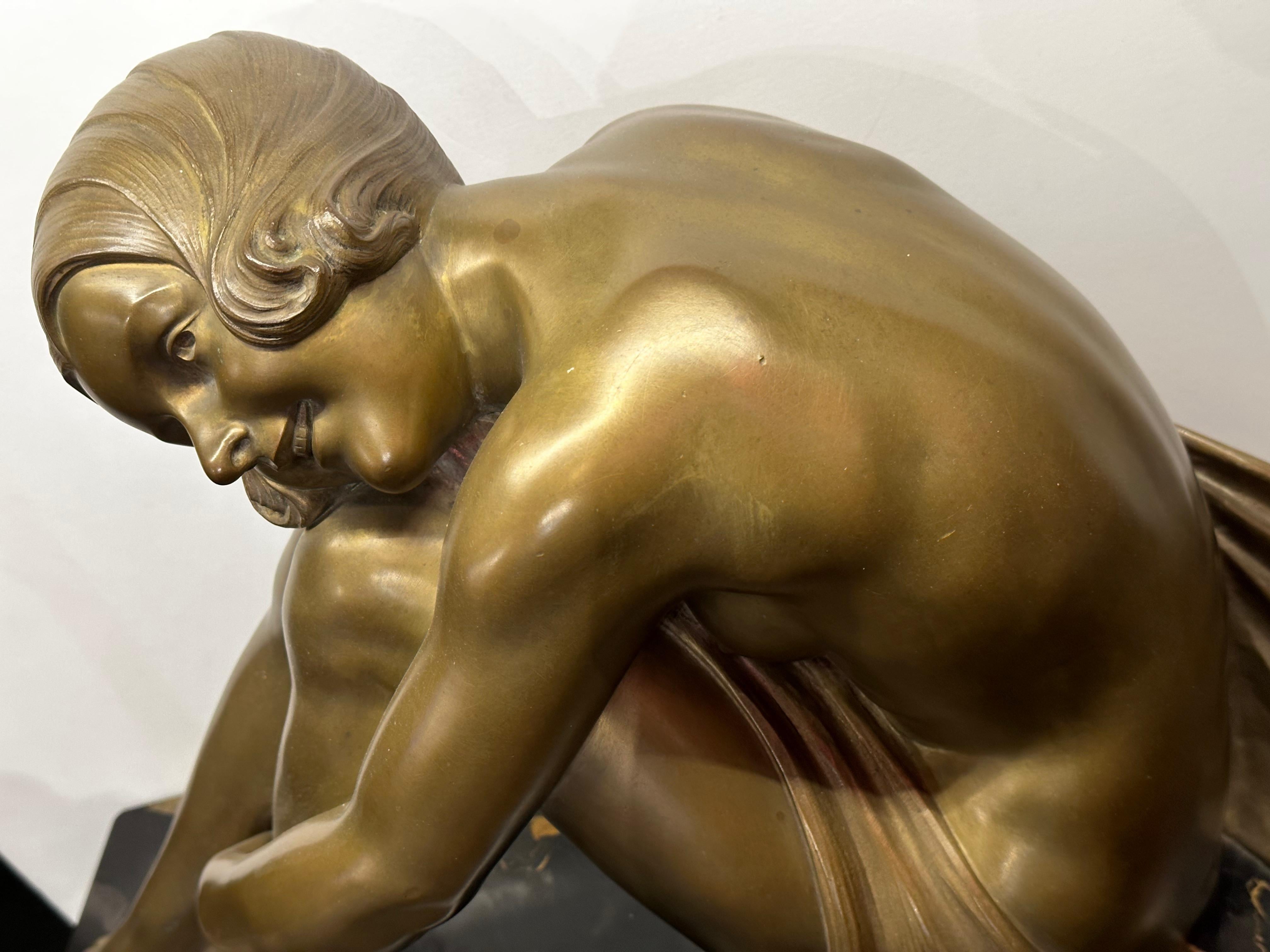Art-Déco-Skulptur von Armand Godard „Draped Woman“ (Art déco) im Angebot