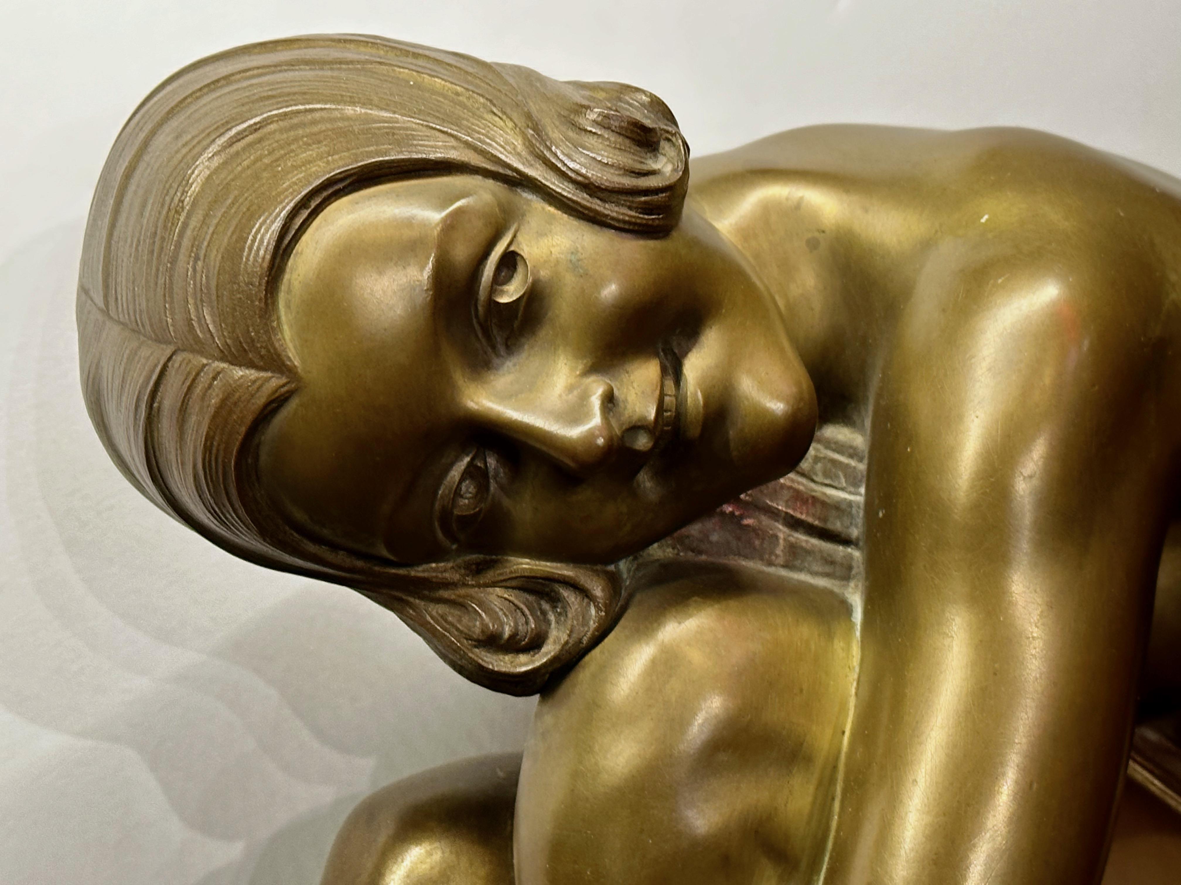 Art-Déco-Skulptur von Armand Godard „Draped Woman“ (Französisch) im Angebot