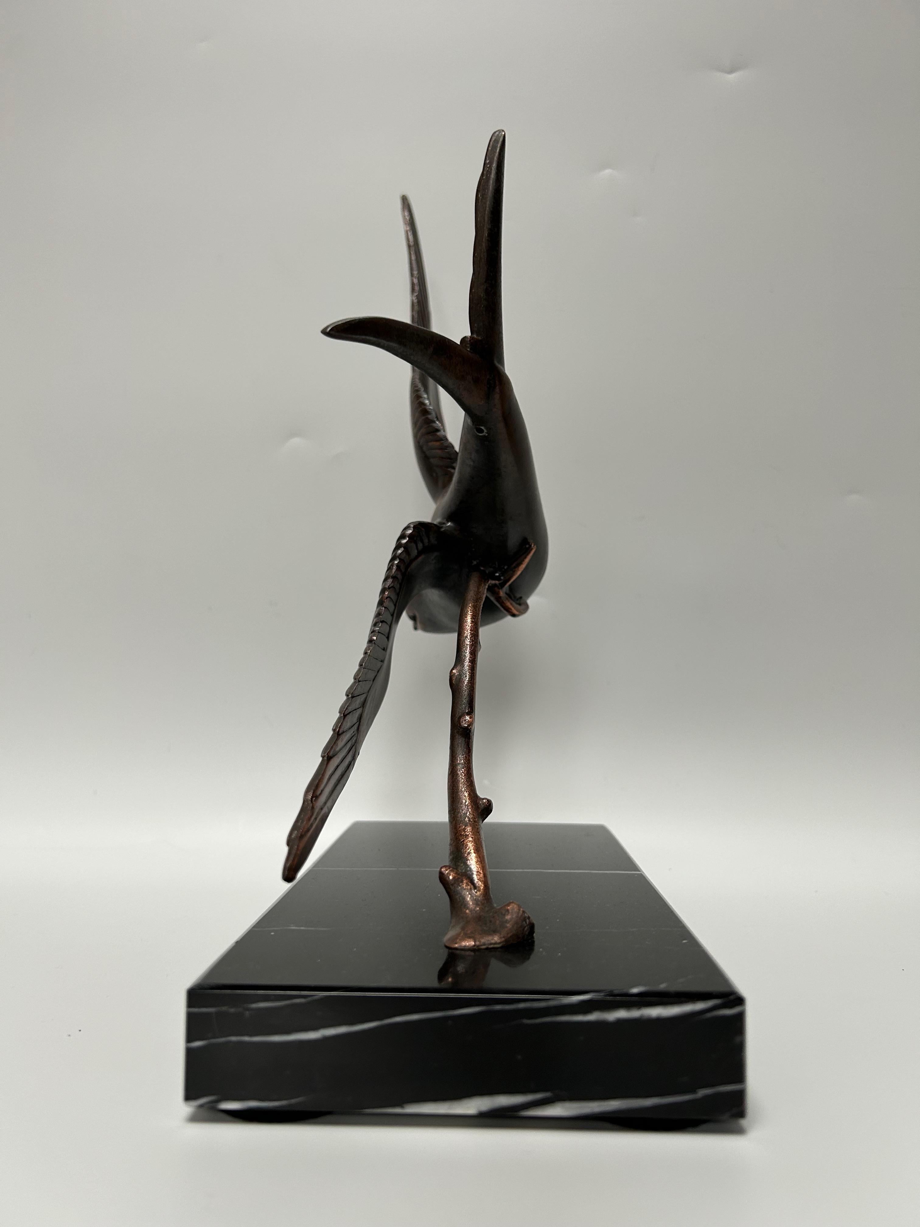 Art Deco sculpture circa 1930.
Swallow in flight in spelter with a layer of copper, all on a base in black marble with white veins.
Signed Rochard.

Total height: 36 cm
Length: 26.7 cm
Width: 13.2 cm
Weight: 3.8 Kg

Irénée Félix René Rochard, born