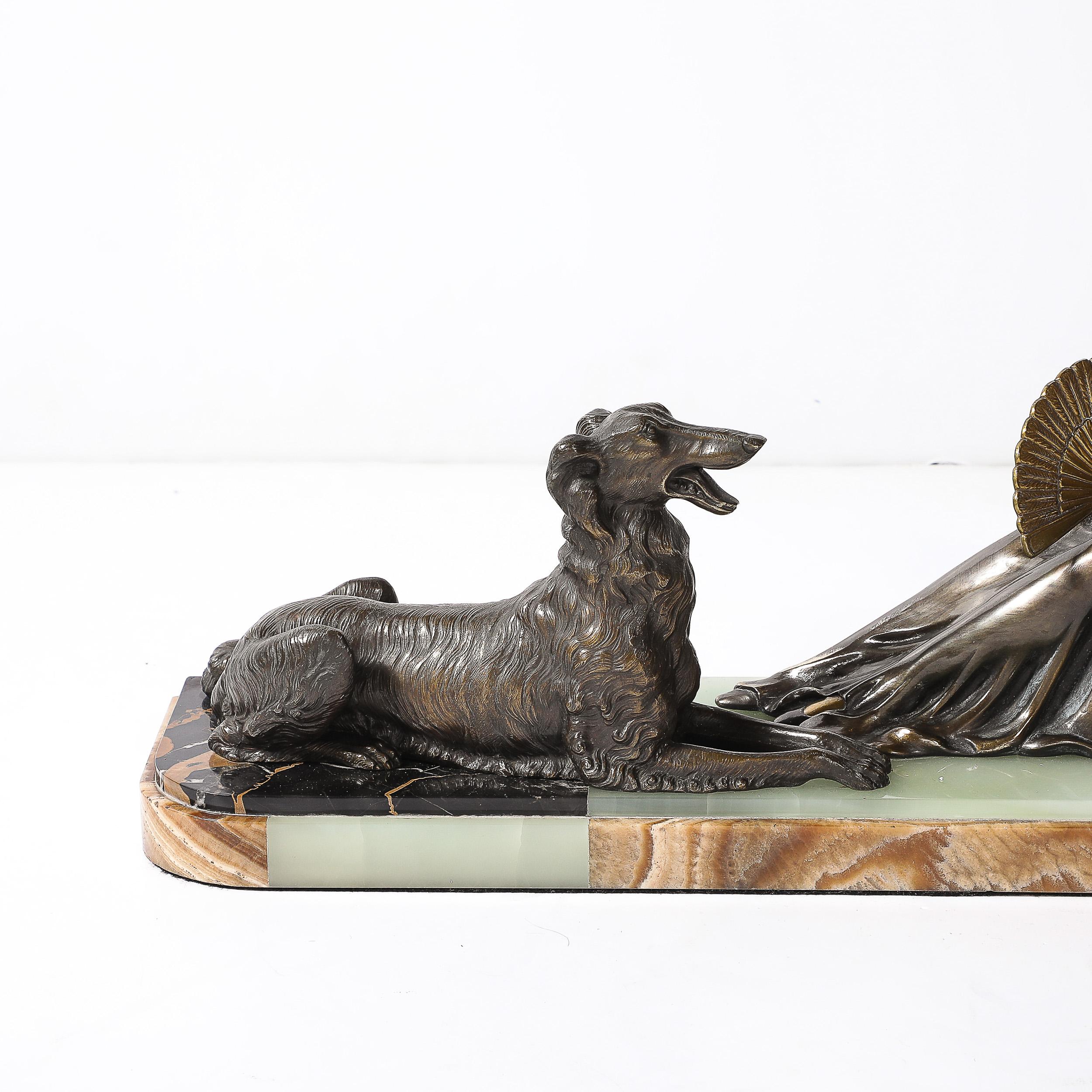 Francese Scultura Art Déco di Limousin raffigurante donna seduta con cane su base di marmo esotico in vendita