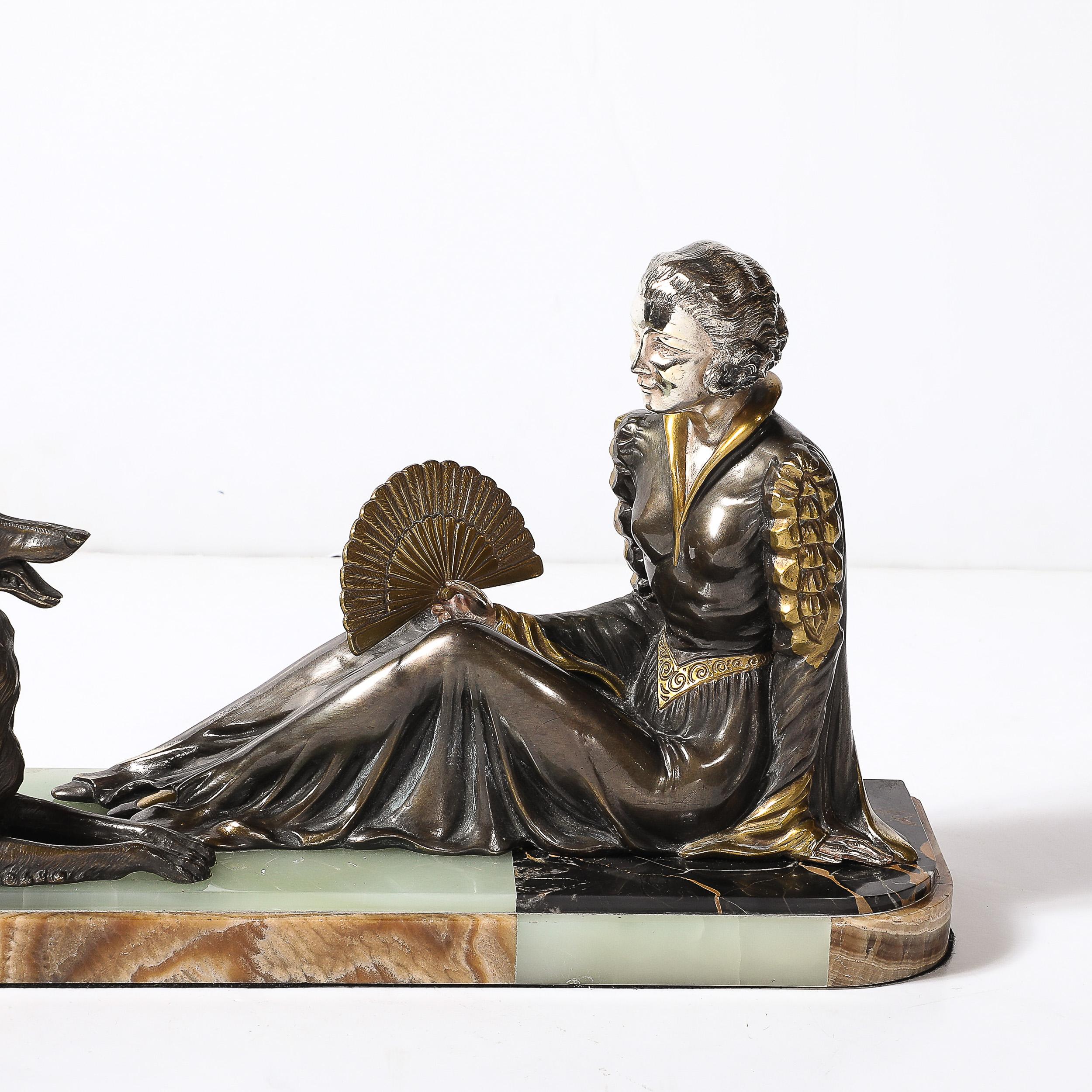 Scultura Art Déco di Limousin raffigurante donna seduta con cane su base di marmo esotico In condizioni ottime in vendita a New York, NY