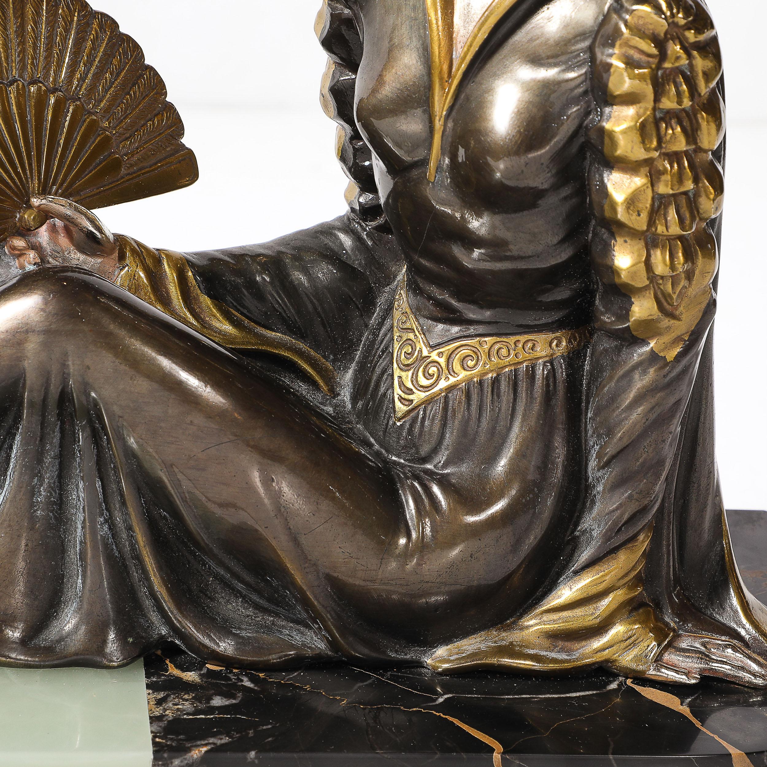 Scultura Art Déco di Limousin raffigurante donna seduta con cane su base di marmo esotico in vendita 2
